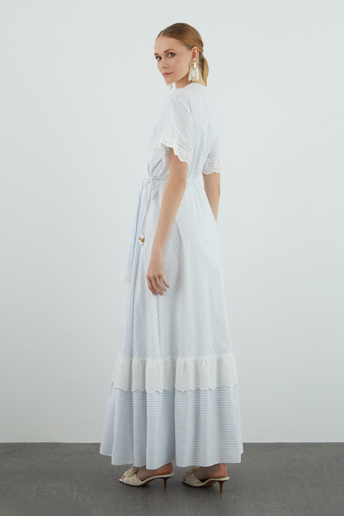 V Yaka Uzun İşlemeli Uzun Elbise