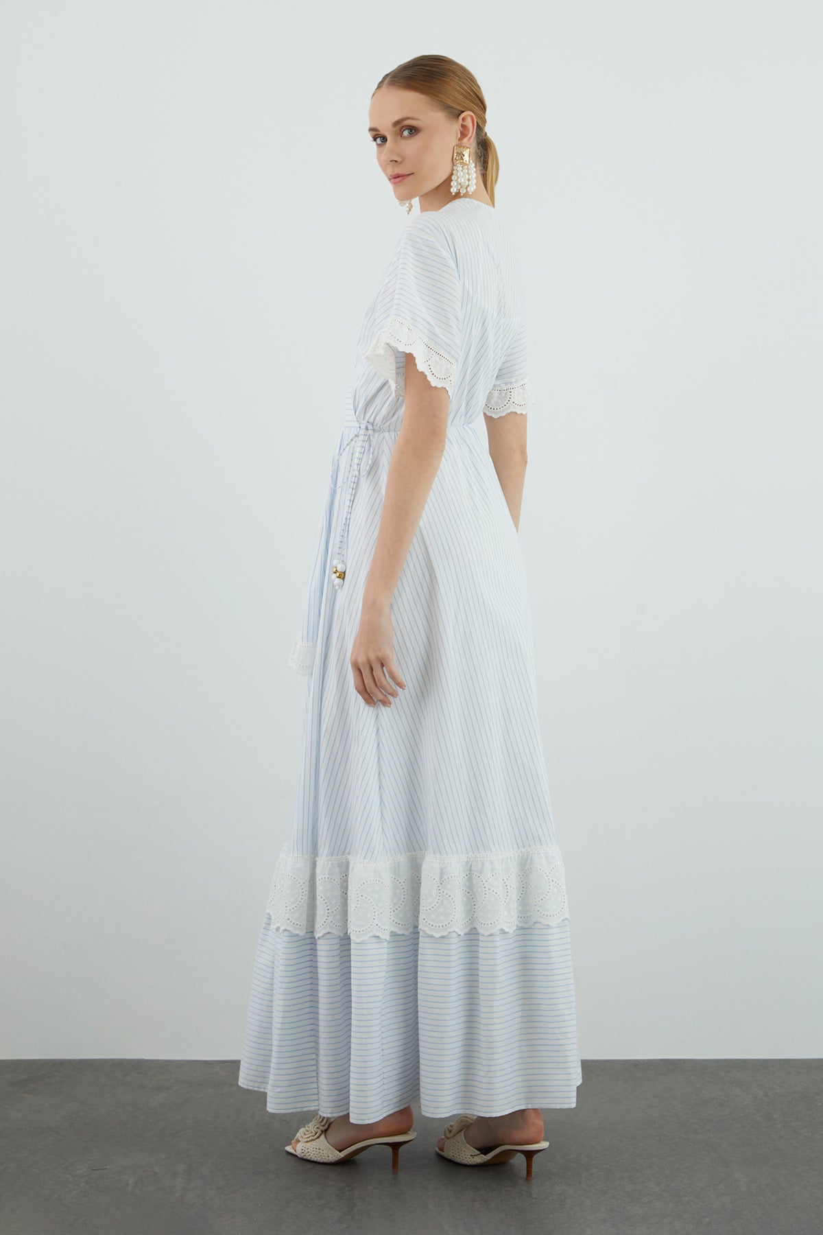 V Yaka Uzun İşlemeli Uzun Elbise