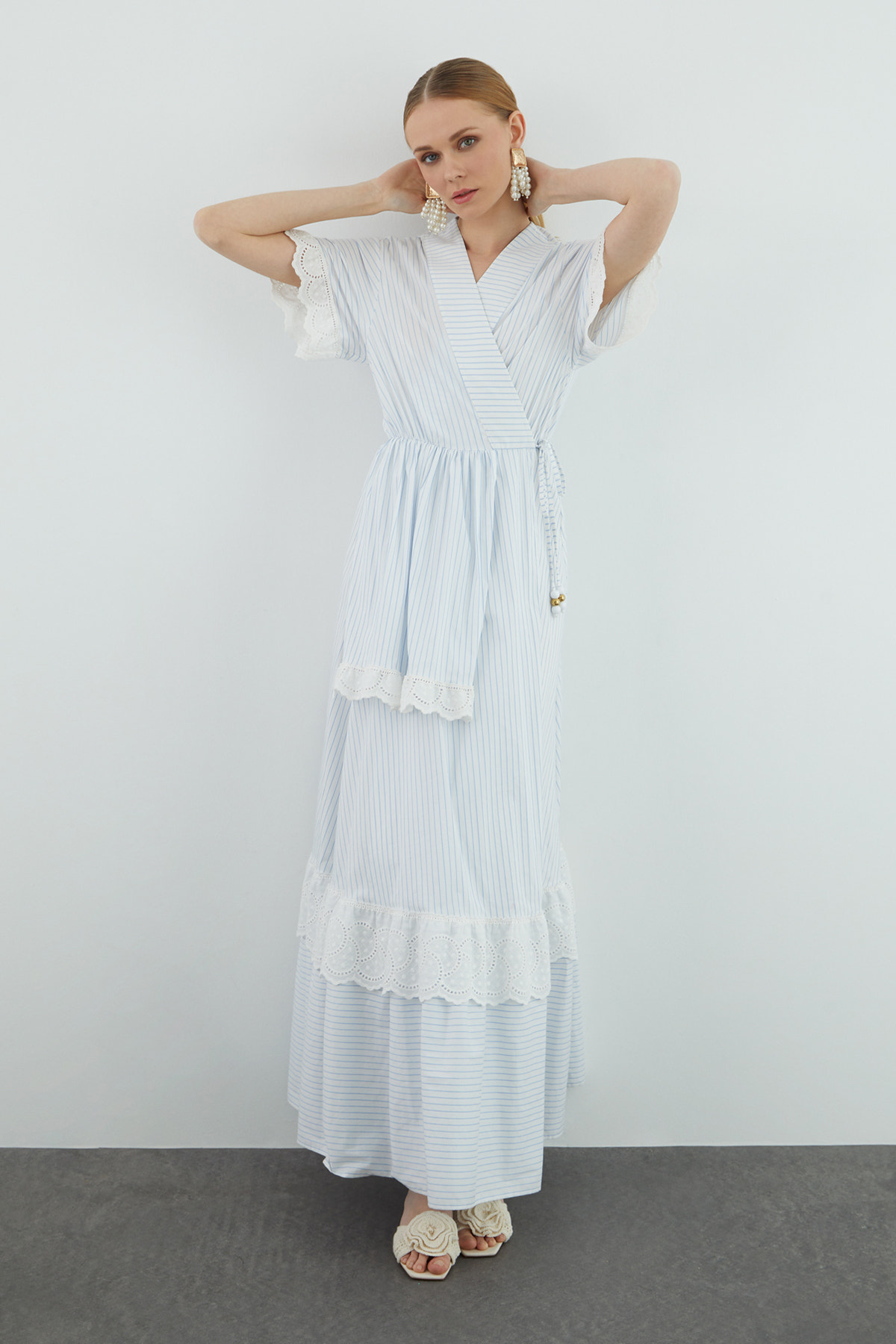 V Yaka Uzun İşlemeli Uzun Elbise