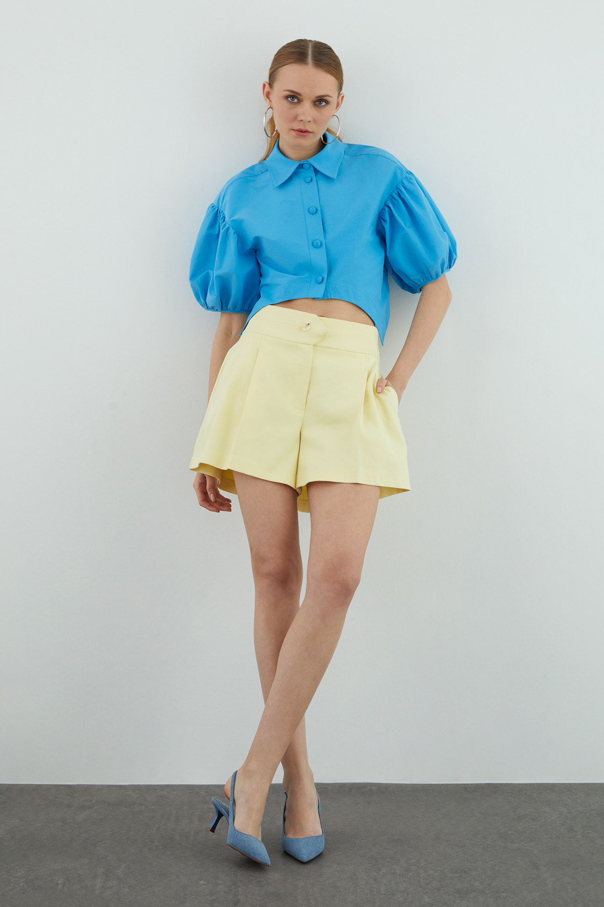 Kolları Büzgü Detaylı Crop Gömlek