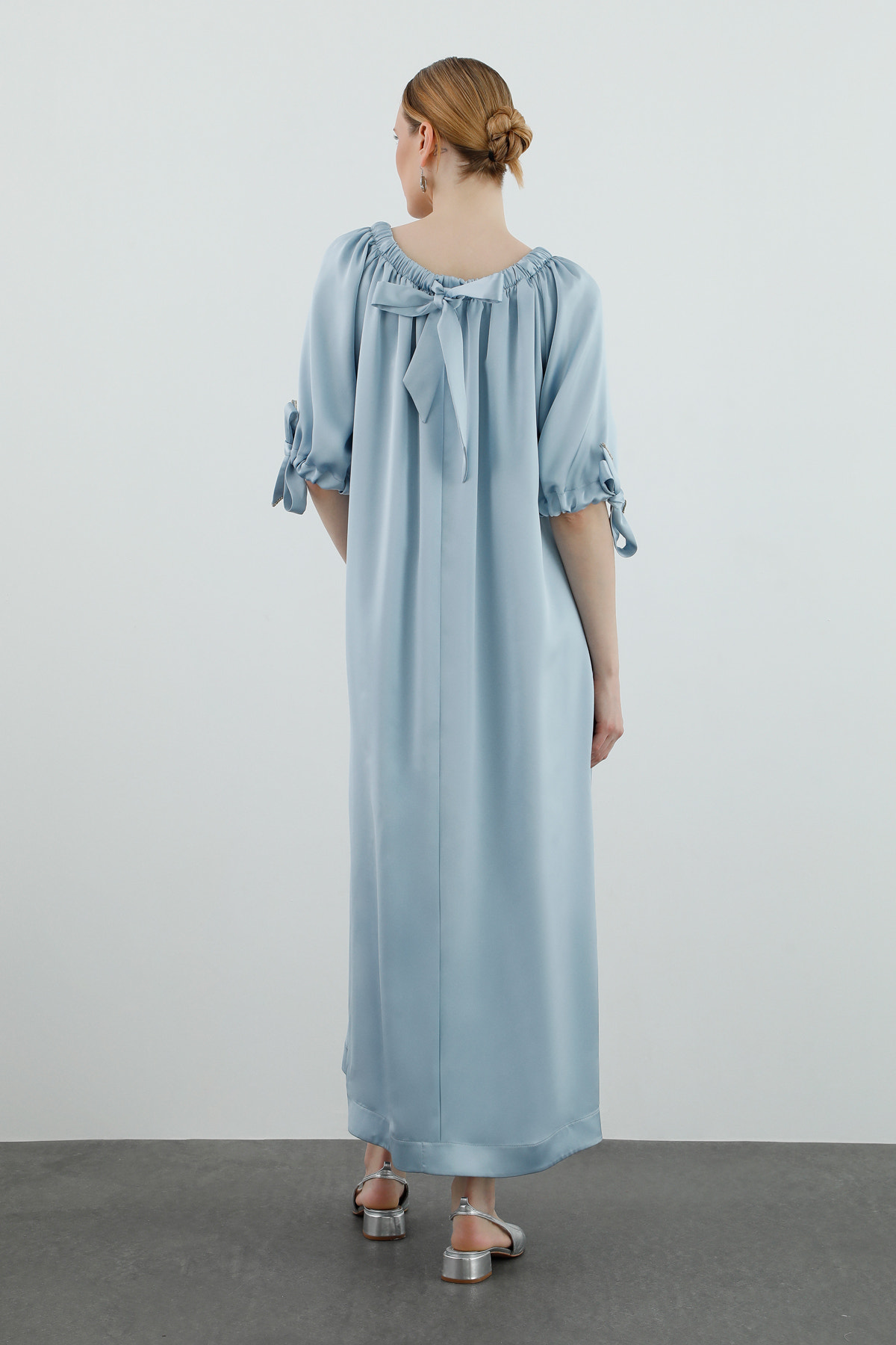 Yakası Lastikli Boncuk İşlemeli Astarlı Maxi Elbise