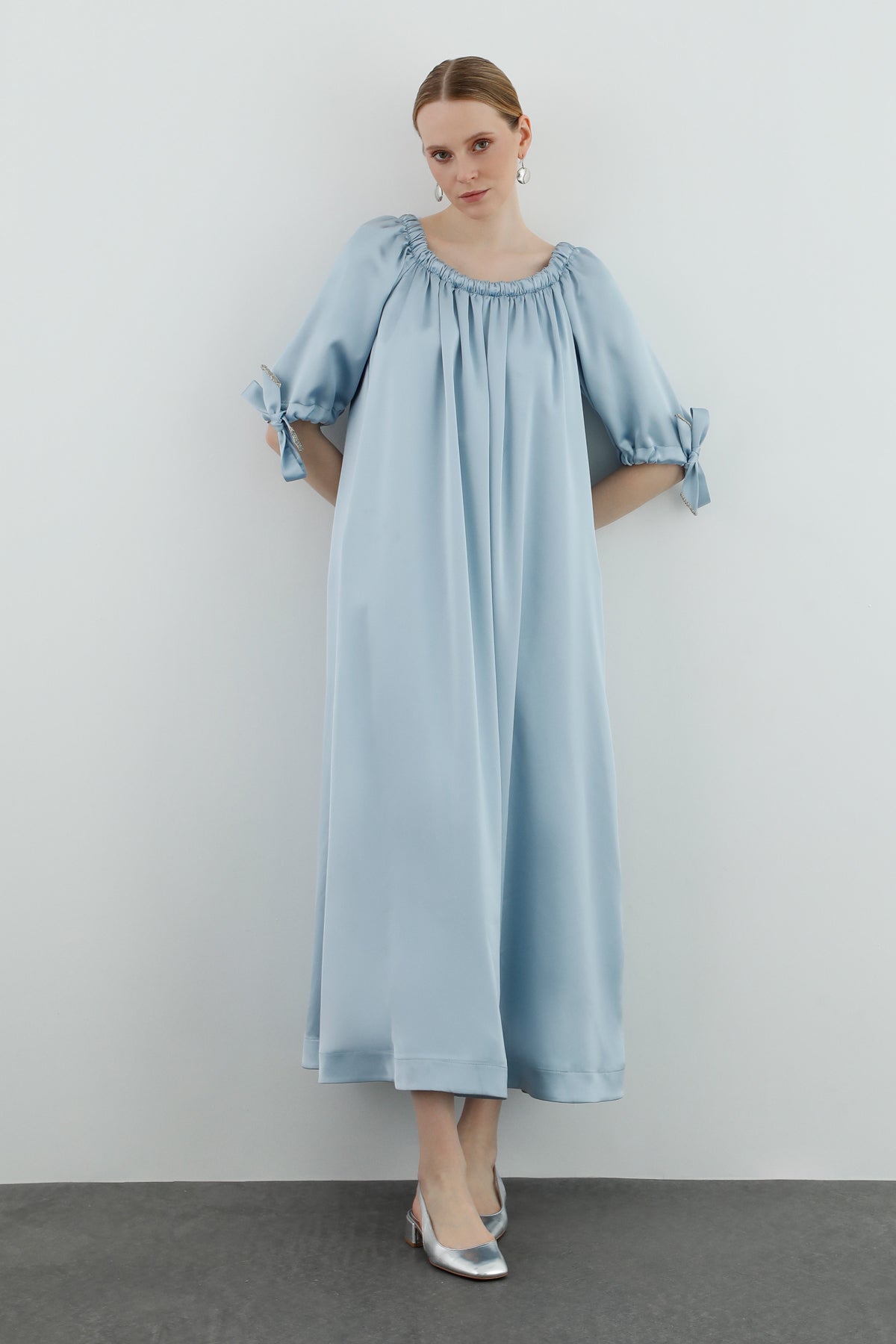 Yakası Lastikli Boncuk İşlemeli Astarlı Maxi Elbise