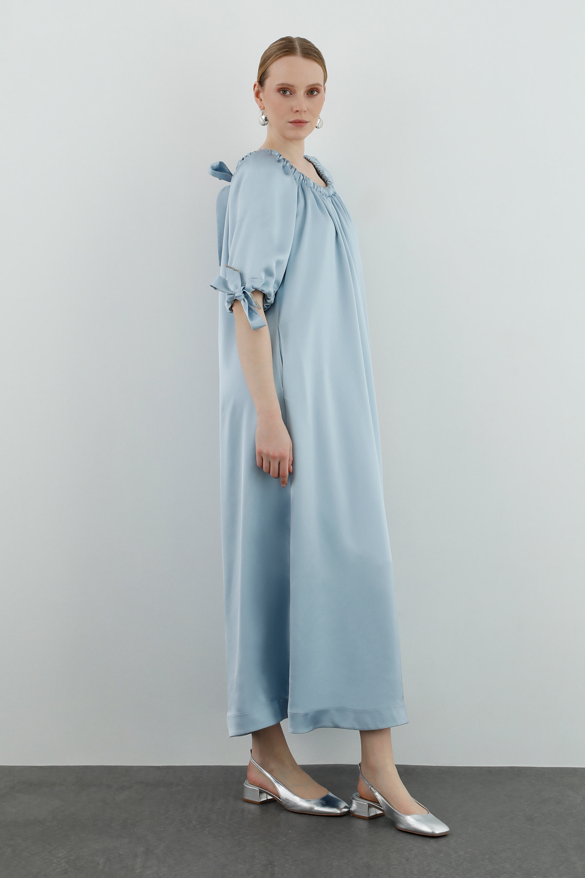 Yakası Lastikli Boncuk İşlemeli Astarlı Maxi Elbise