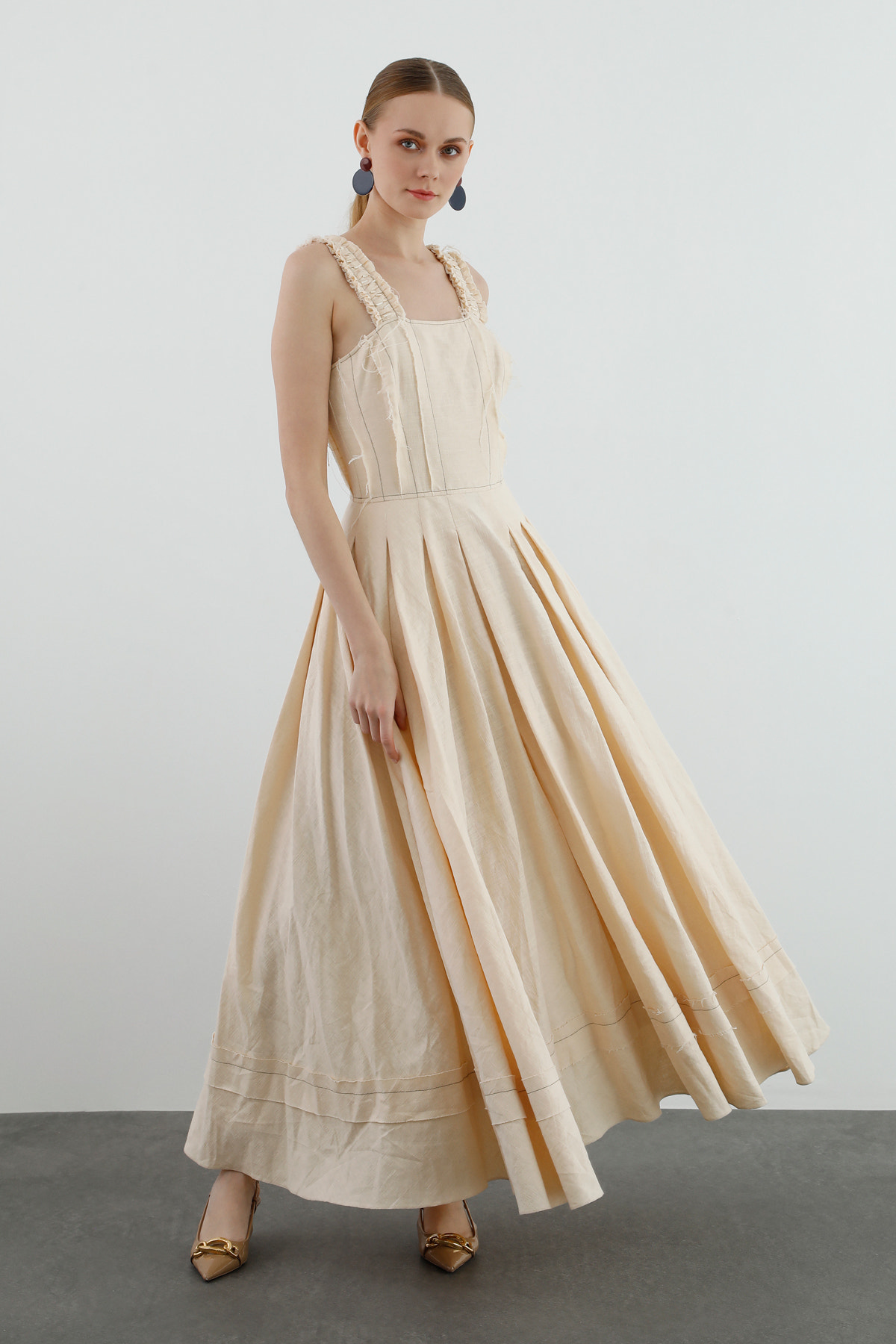 Askıları İşlemeli Eteği Pilikaşeli Uzun Elbise