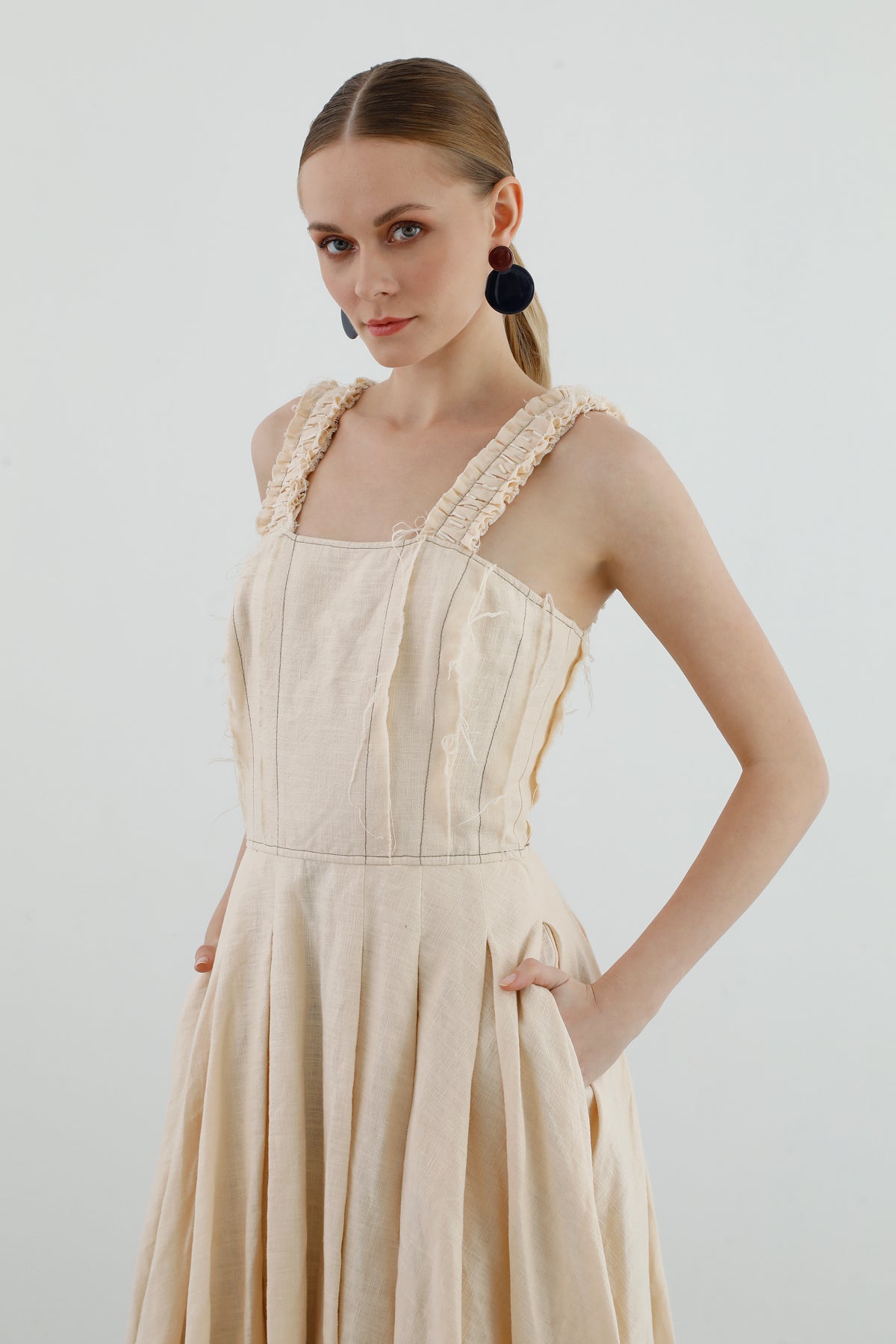 Askıları İşlemeli Eteği Pilikaşeli Uzun Elbise