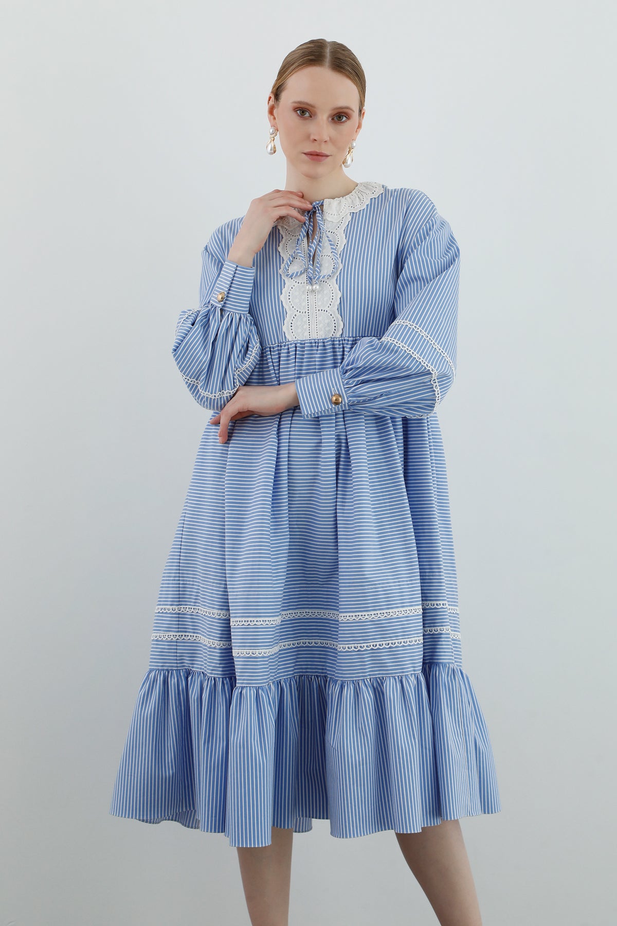 İşleme Detaylı Uzun Kollu Midi Elbise