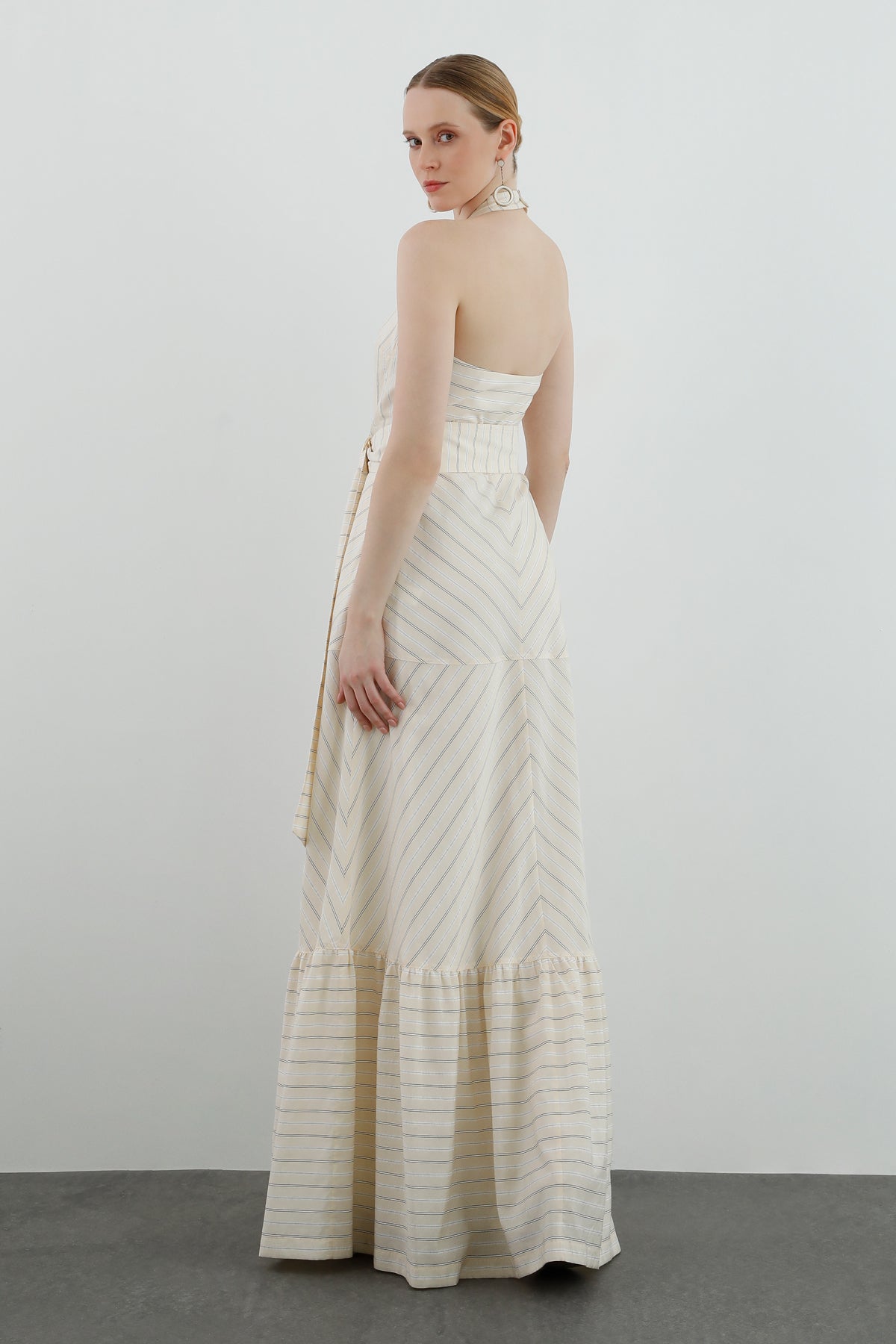 Sırt Dekolteli Kuşaklı Elbise