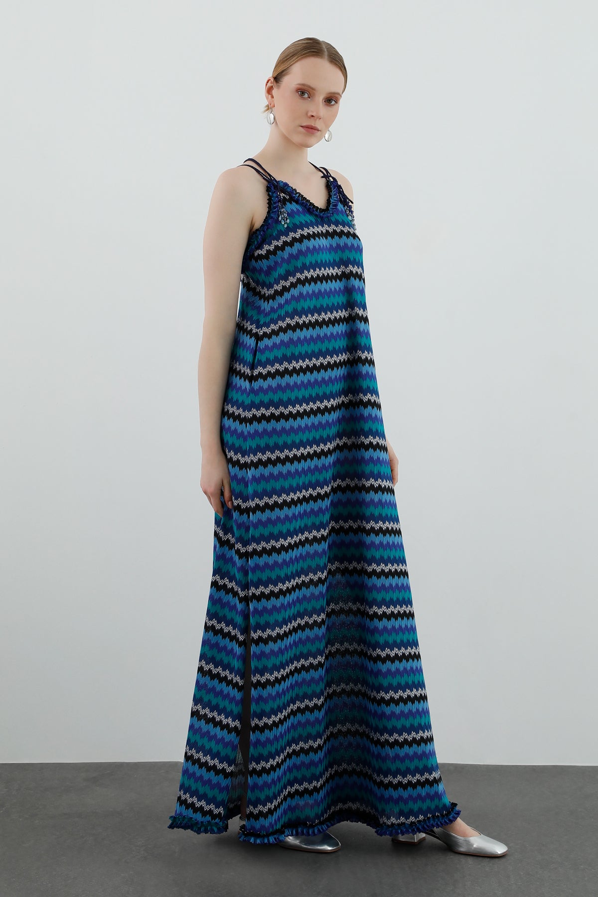 Yanlardan Yırtmaç Detaylı Askılı Uzun Elbise