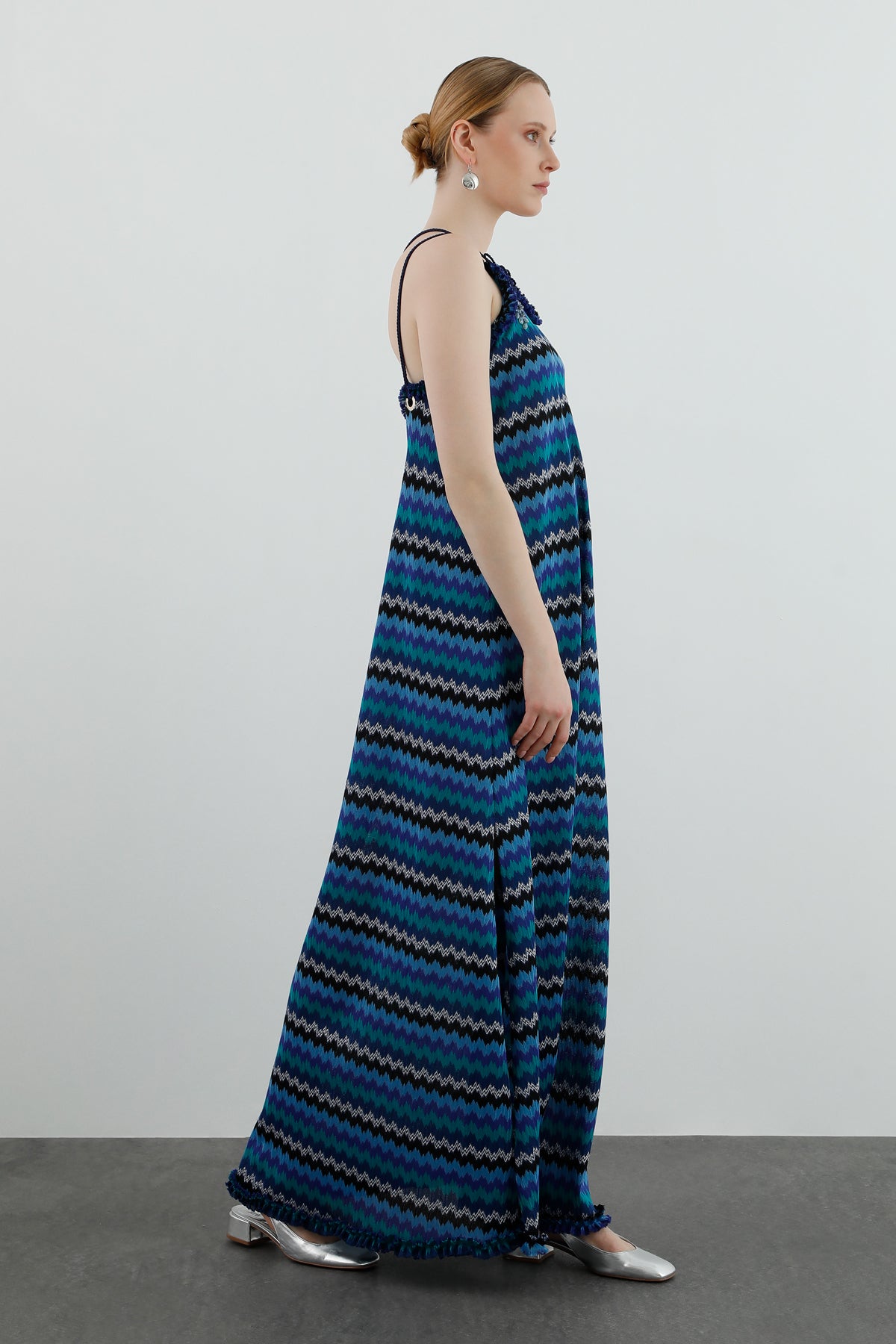 Yanlardan Yırtmaç Detaylı Askılı Uzun Elbise