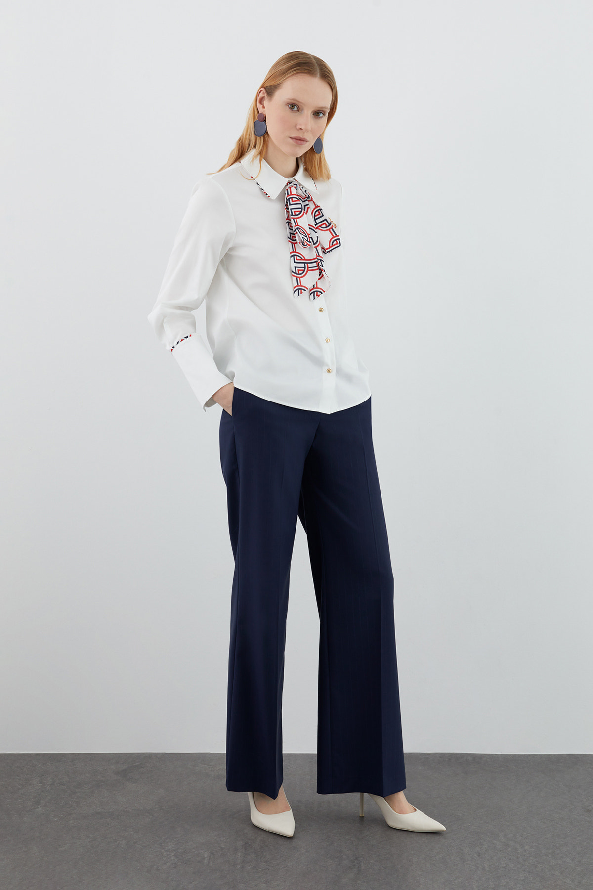 Desenli Fularlı Gömlek