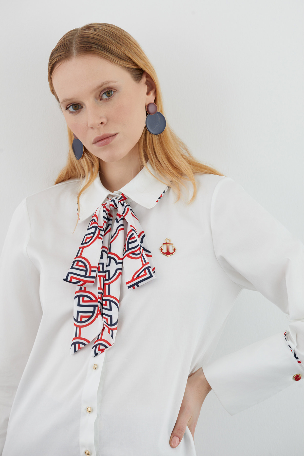 Desenli Fularlı Gömlek