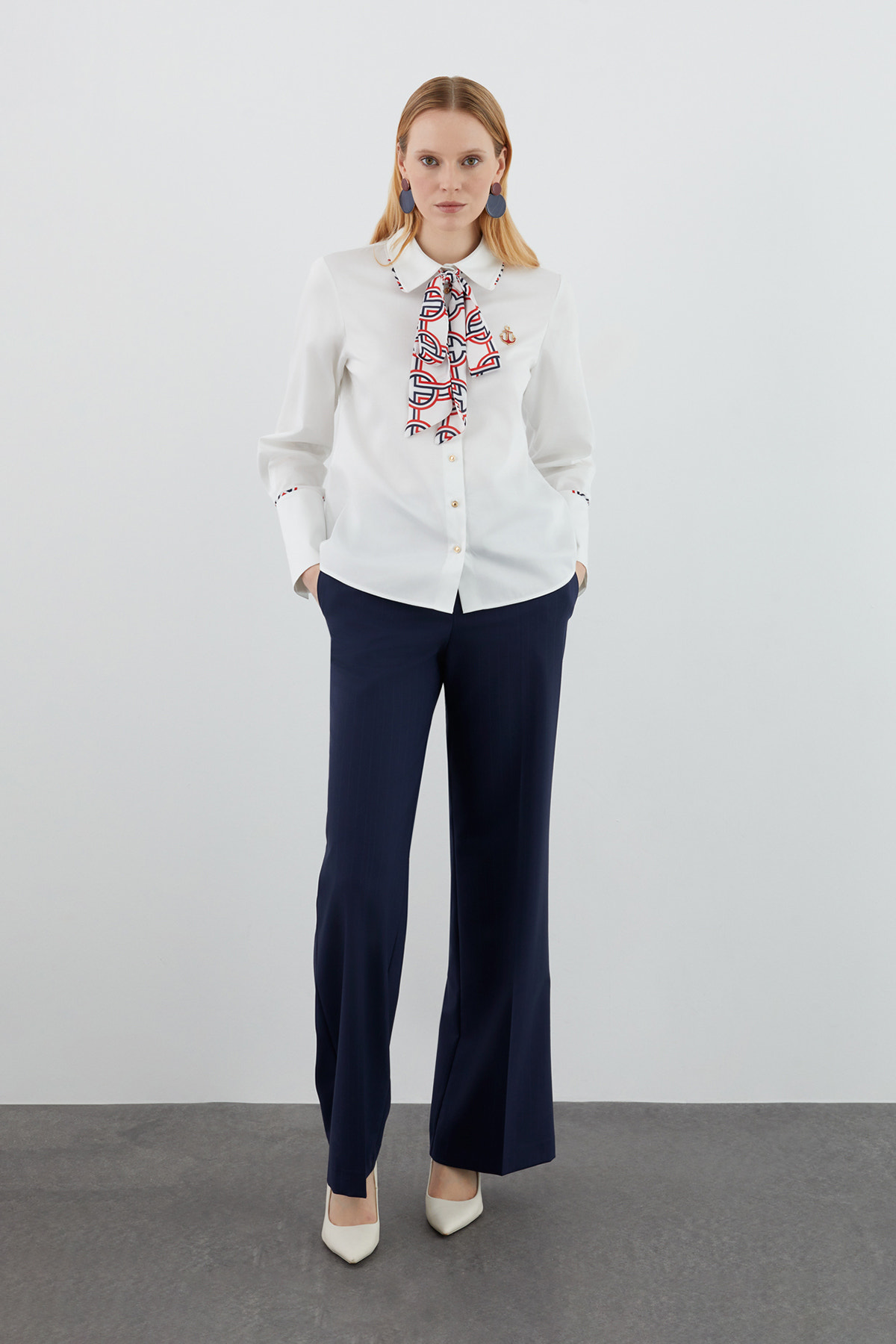 Desenli Fularlı Gömlek