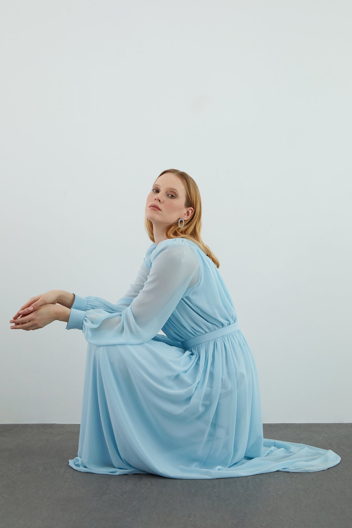 Büzgülü Yakası İşleme Detaylı Eteği Kloş Abiye Uzun Elbise