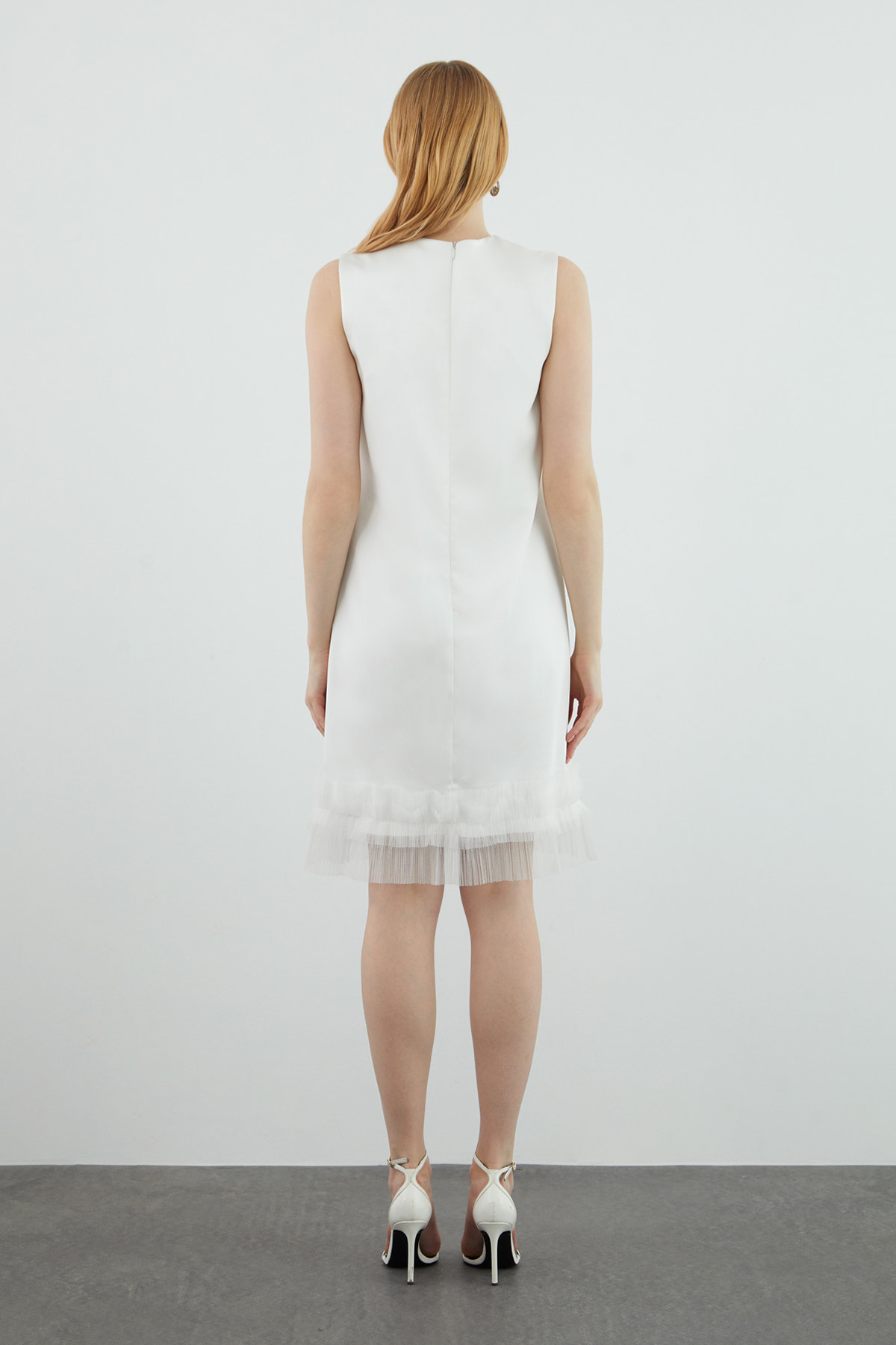 Asimetrik Yaka İşlemeli Tül Detaylı Kısa Elbise