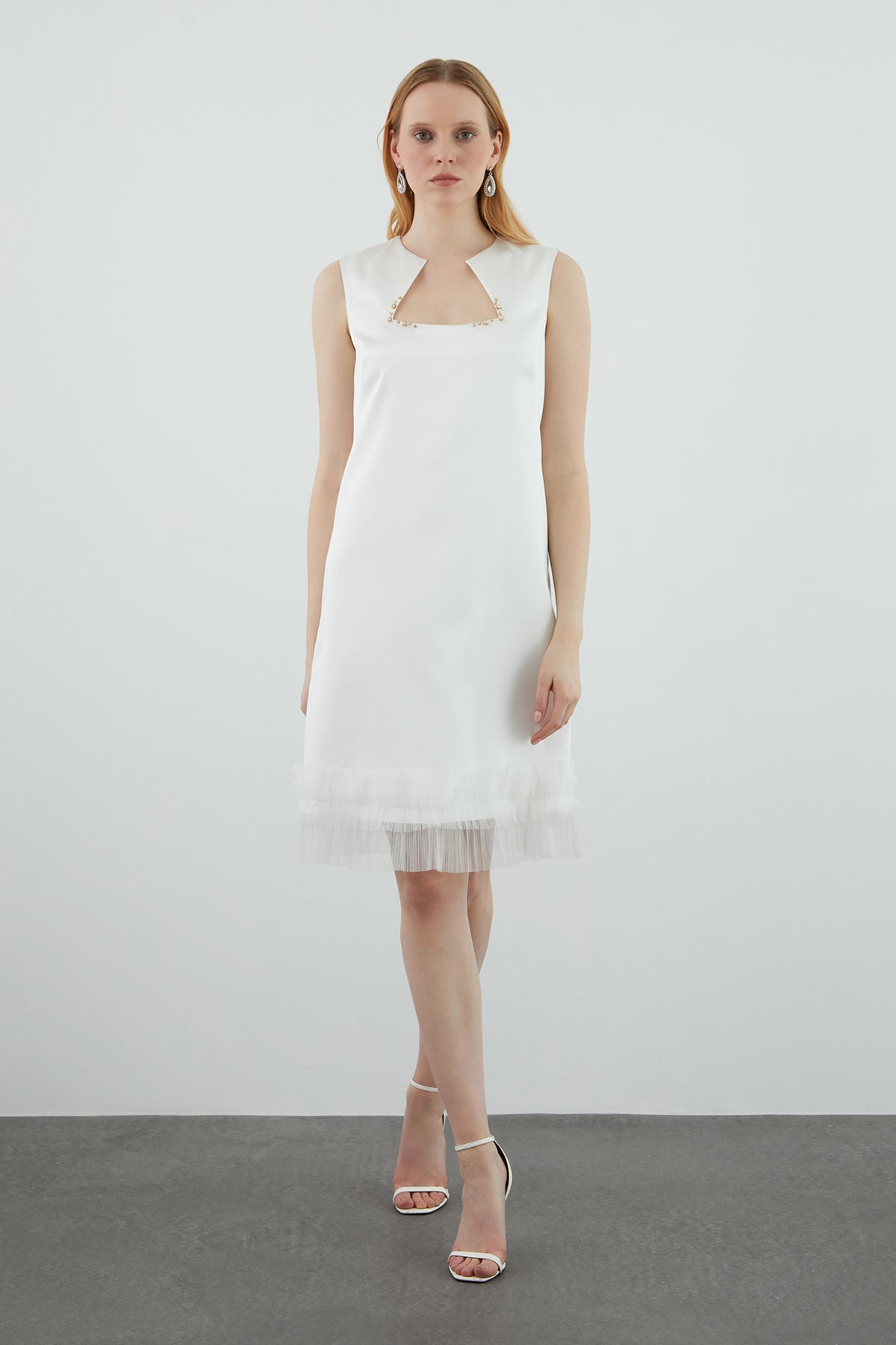 Asimetrik Yaka İşlemeli Tül Detaylı Kısa Elbise