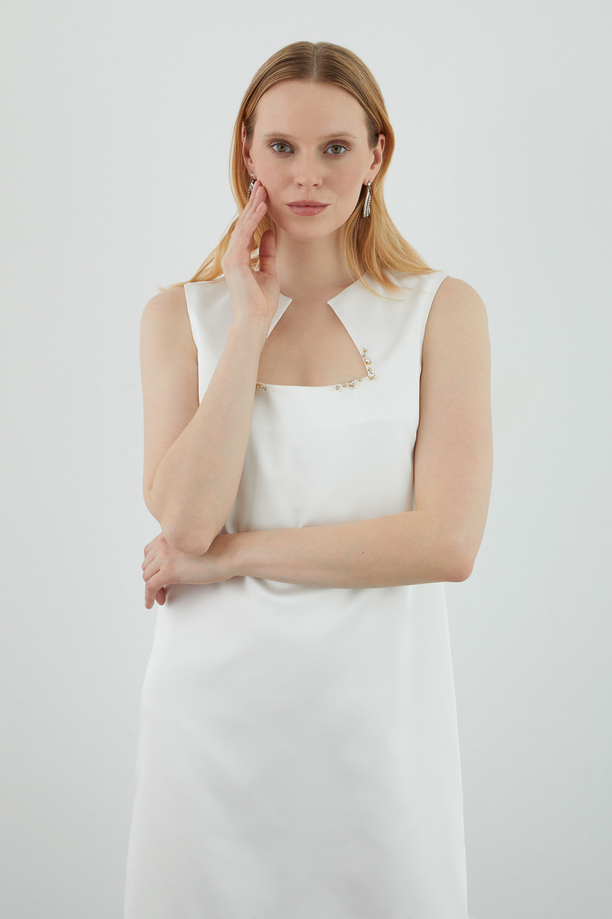 Asimetrik Yaka İşlemeli Tül Detaylı Kısa Elbise