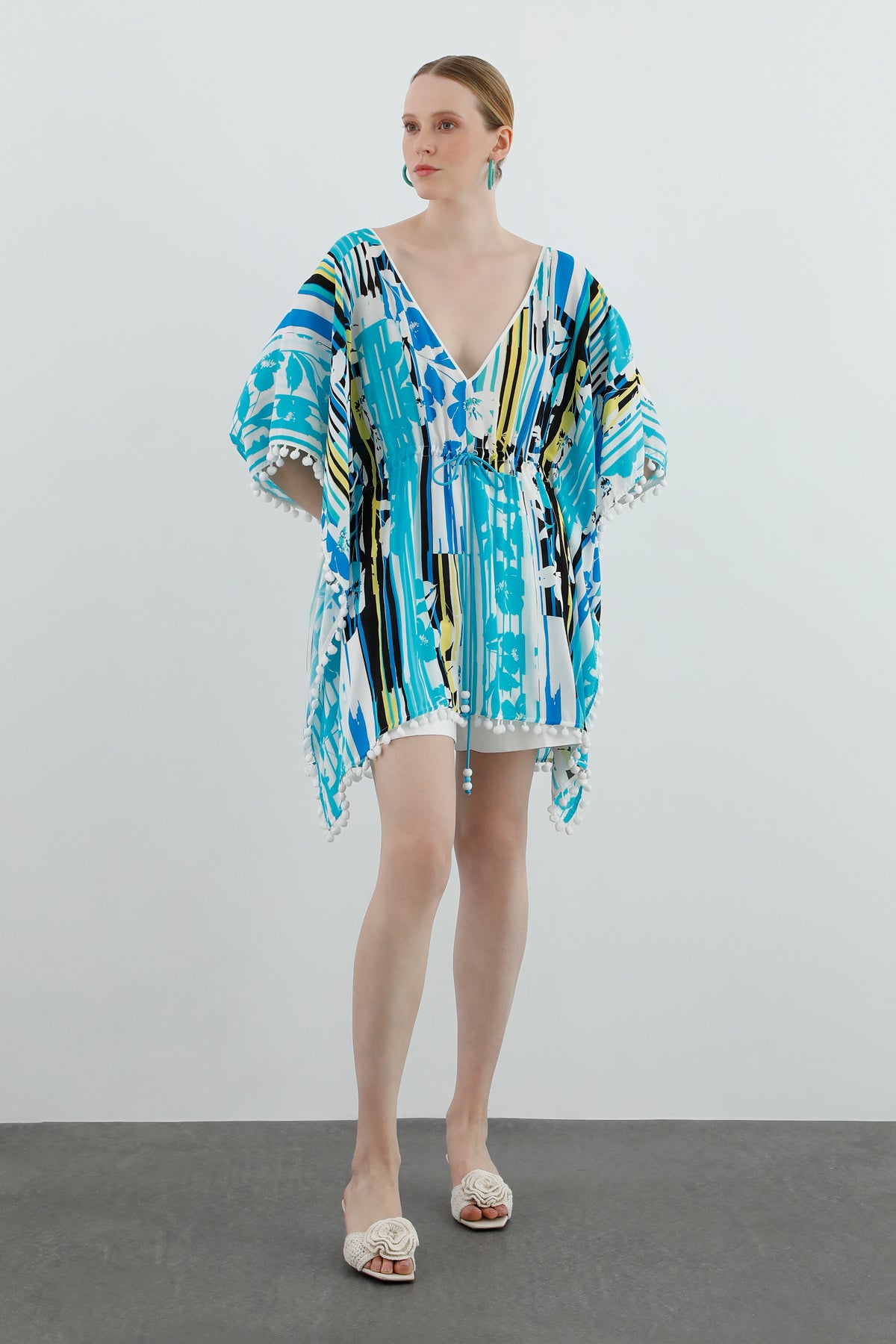 Ponpon Detaylı Beli Büzgülü Kadın Plajlık Bluz