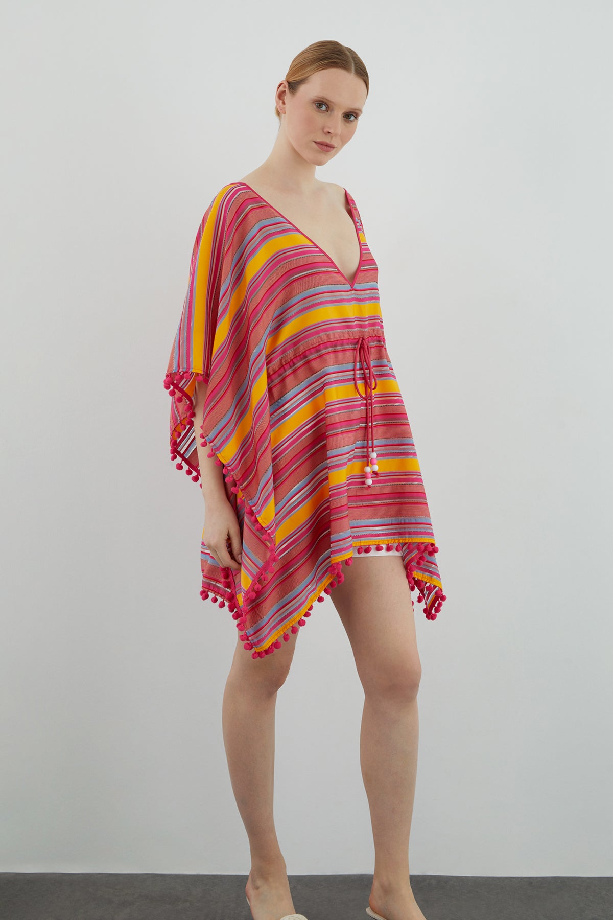 Ponpon Detaylı Beli Büzgülü Kadın Plajlık Bluz