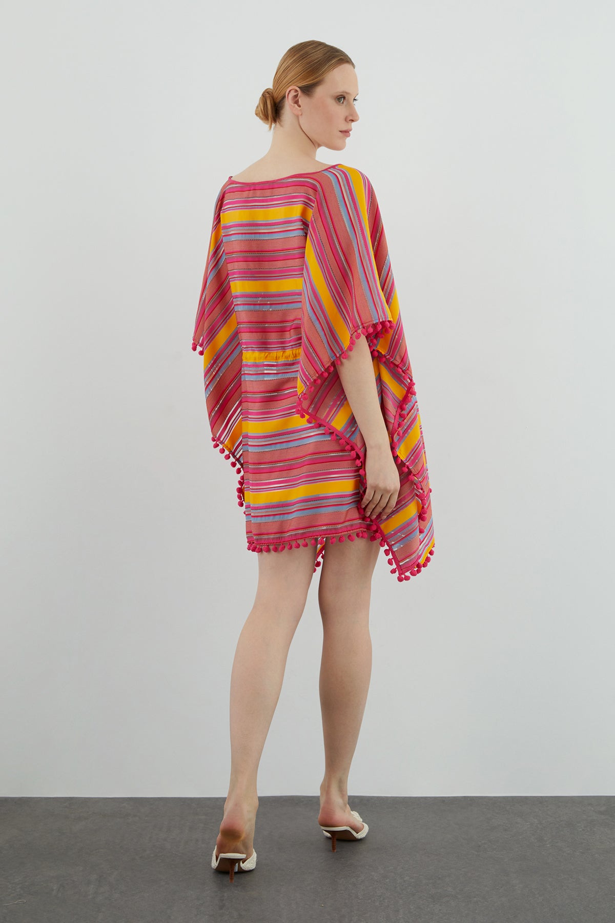 Ponpon Detaylı Beli Büzgülü Kadın Plajlık Bluz