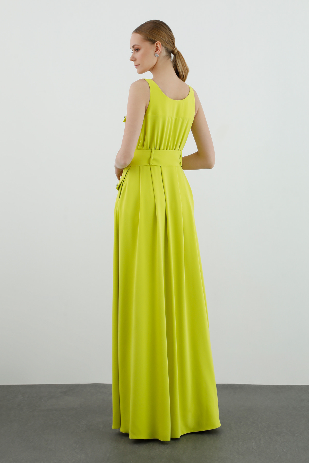 Kemer Detaylı Kolsuz Uzun Elbise