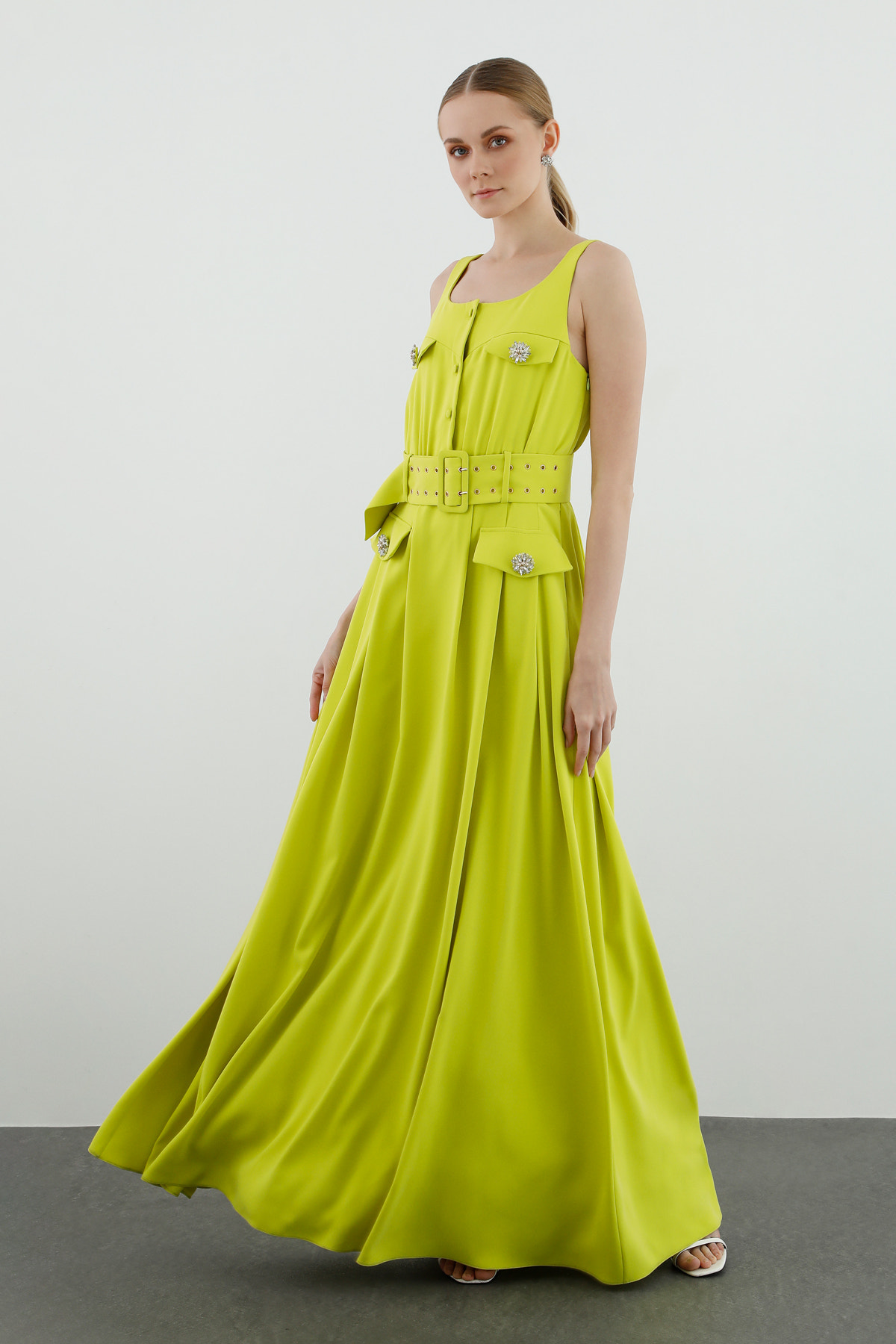 Kemer Detaylı Kolsuz Uzun Elbise