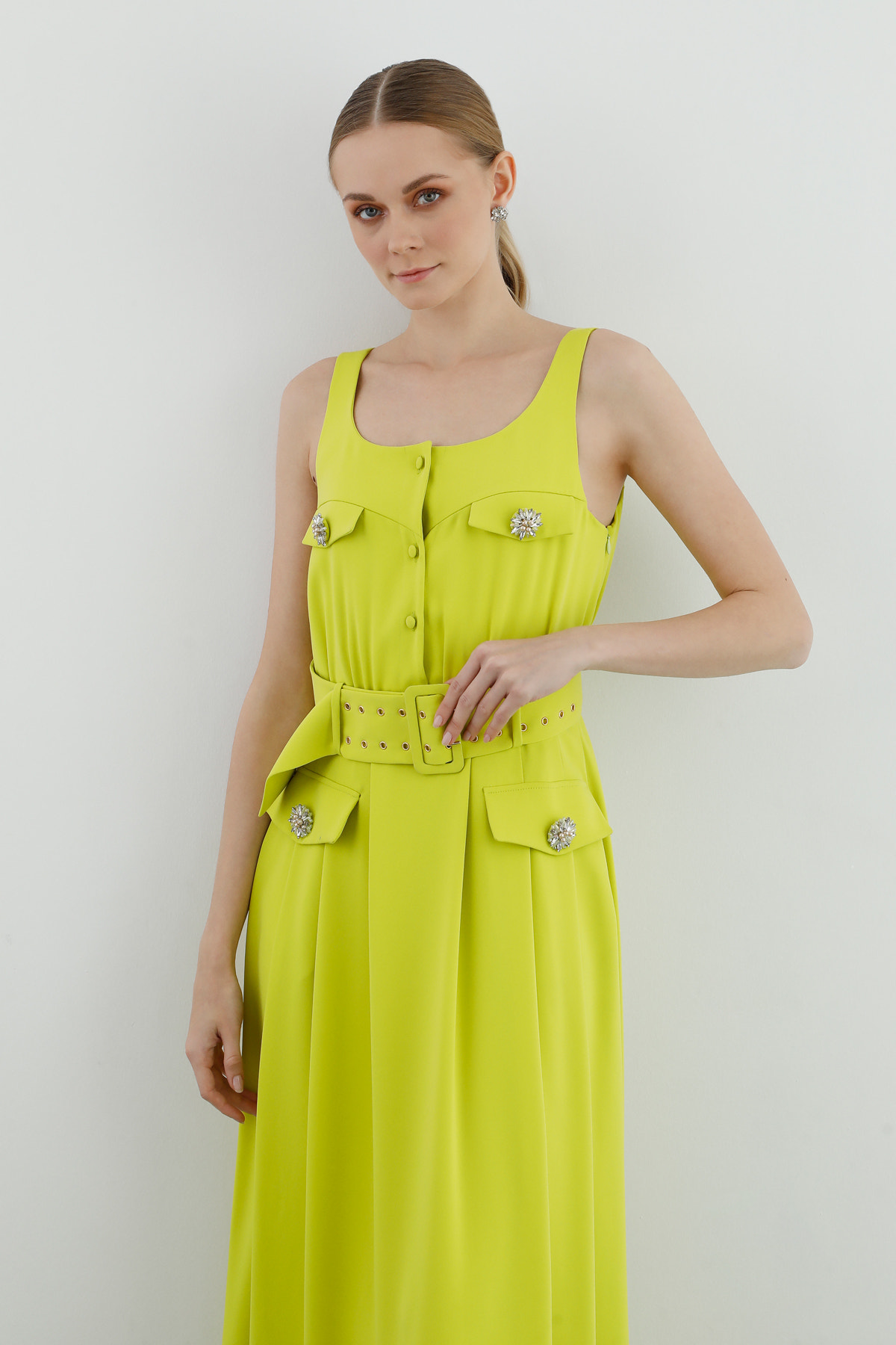 Kemer Detaylı Kolsuz Uzun Elbise