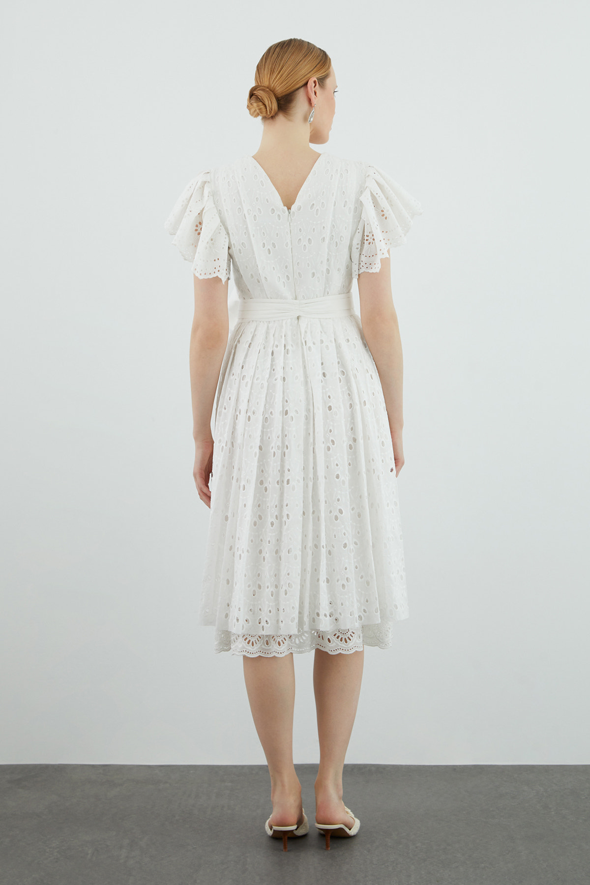 V Yakalı Dantel Detaylı Midi Elbise