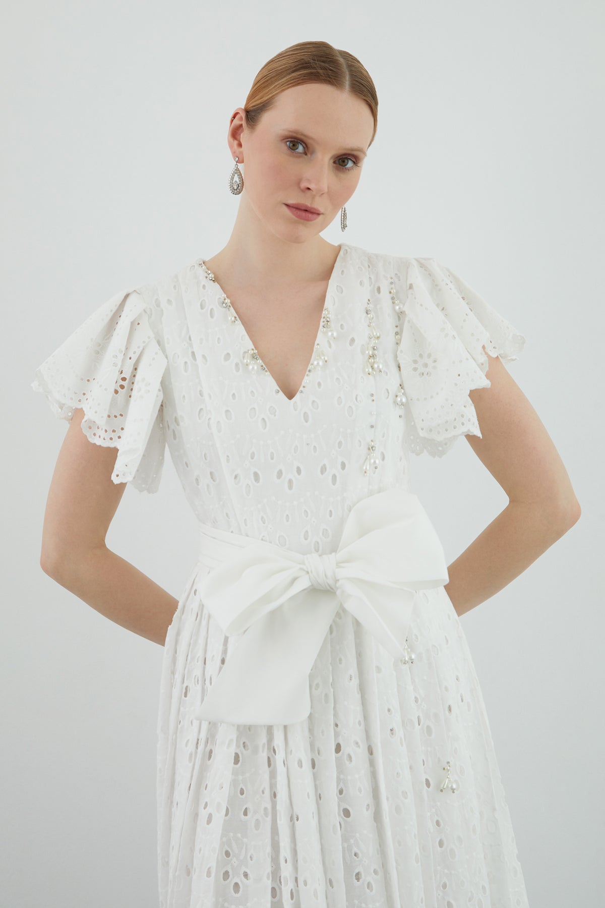 V Yakalı Dantel Detaylı Midi Elbise