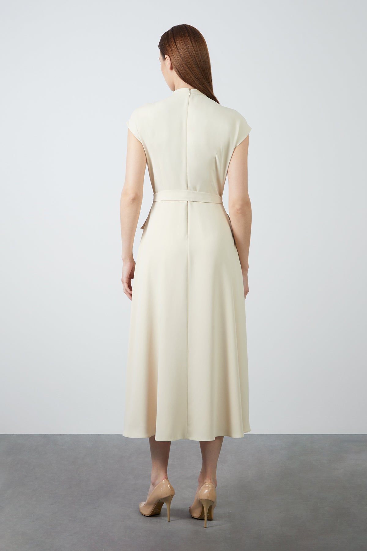 Aksesuar Detaylı İnce Krep Kumaştan Astarlı Bej Midi Elbise