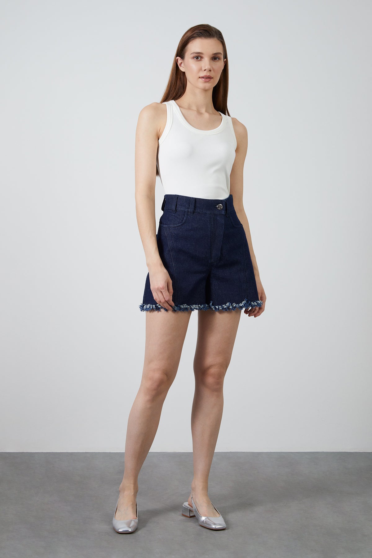 Cut Out Detaylı Jean Şort