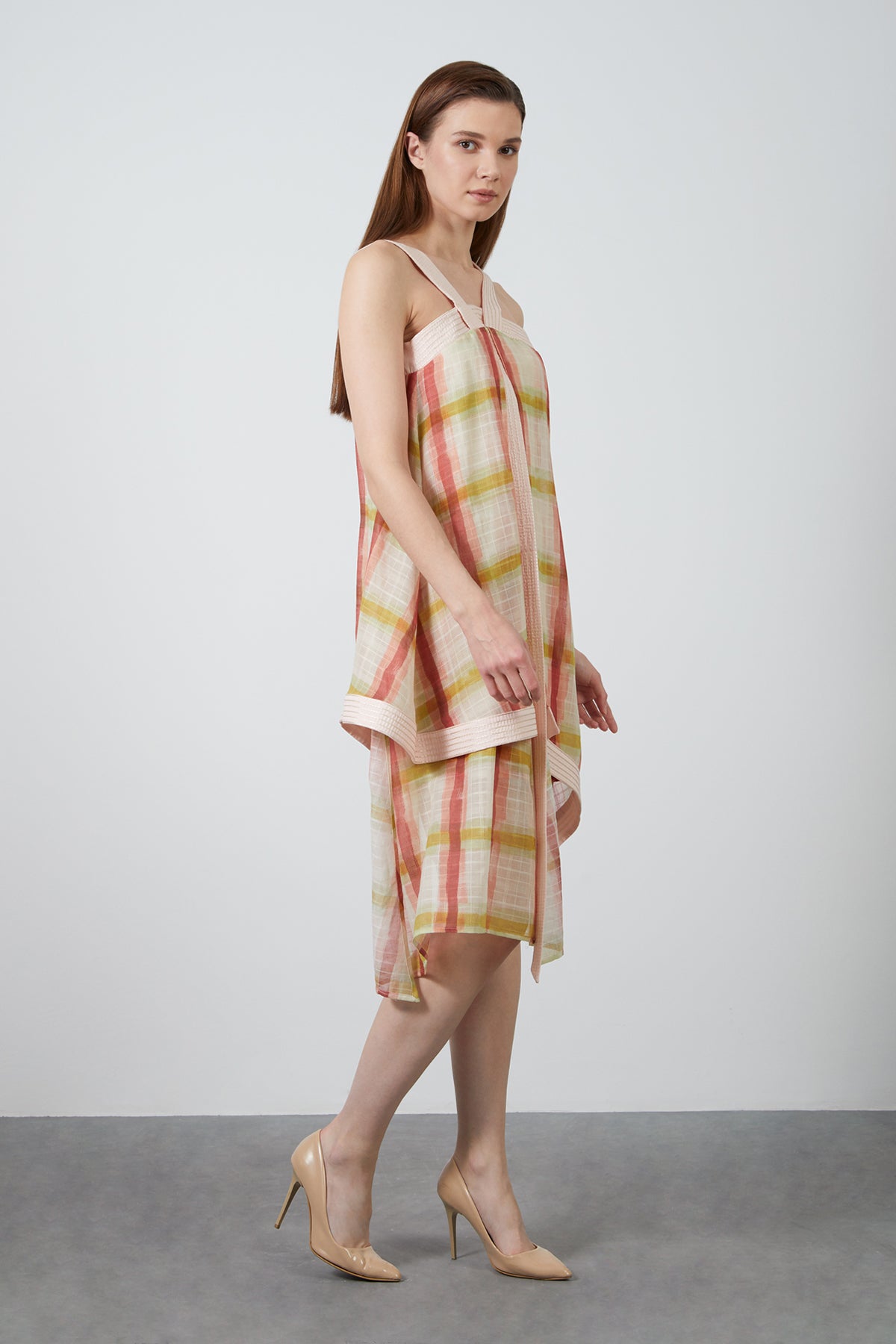 Asimetrik Kesim Detaylı Elbise