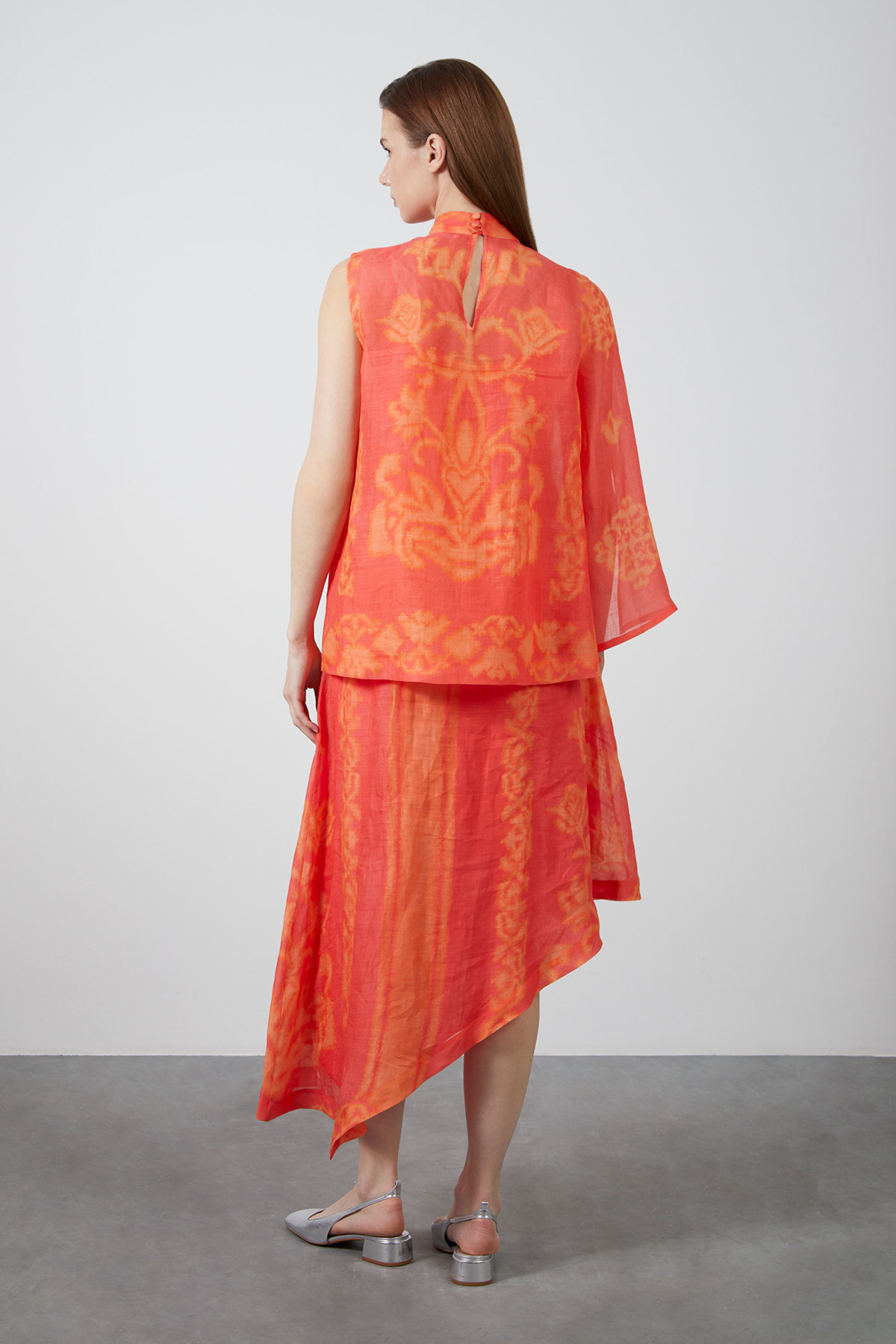 Dik Yakalı Asimetrik Kesim Midi Elbise