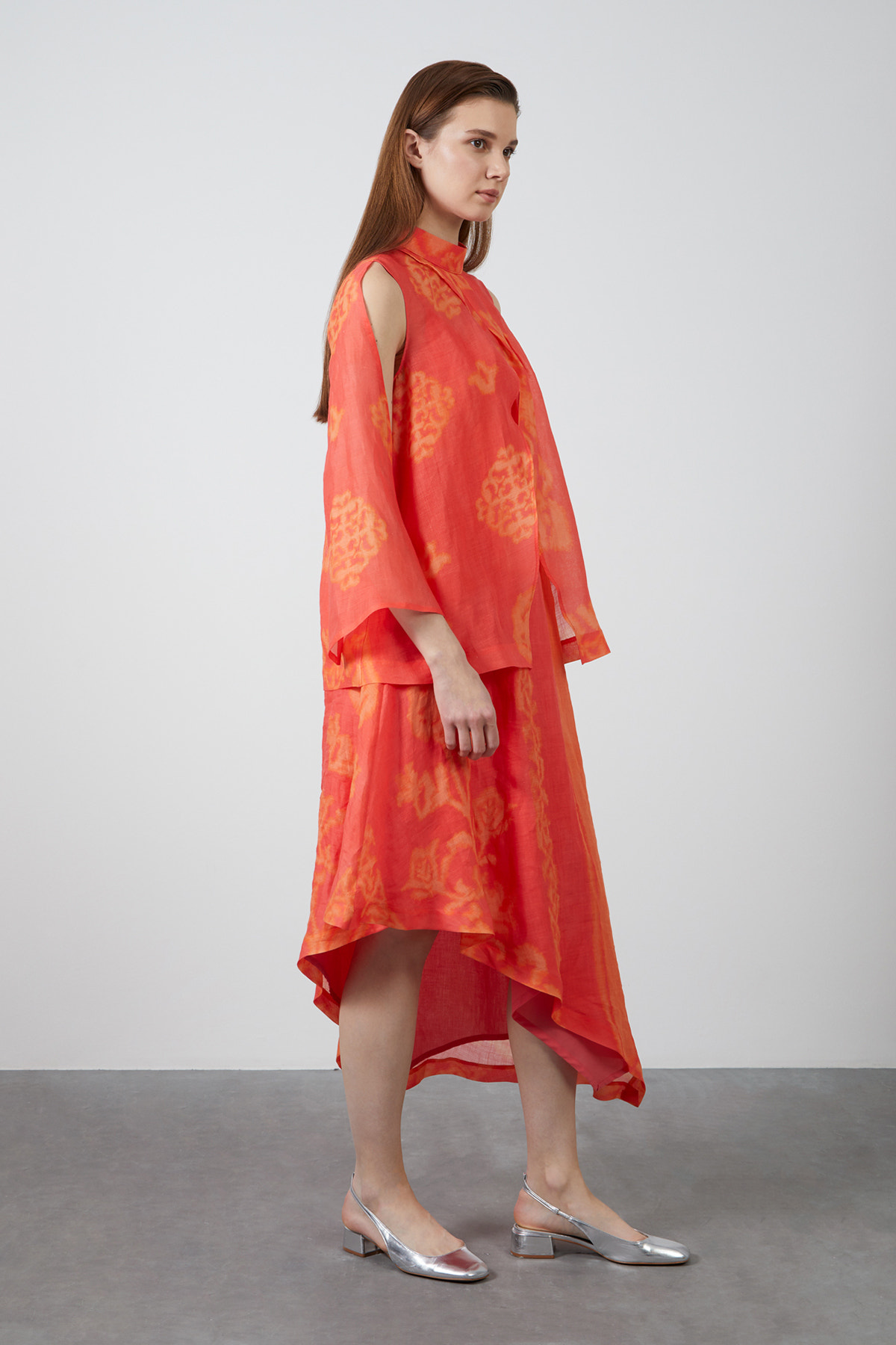 Dik Yakalı Asimetrik Kesim Midi Elbise