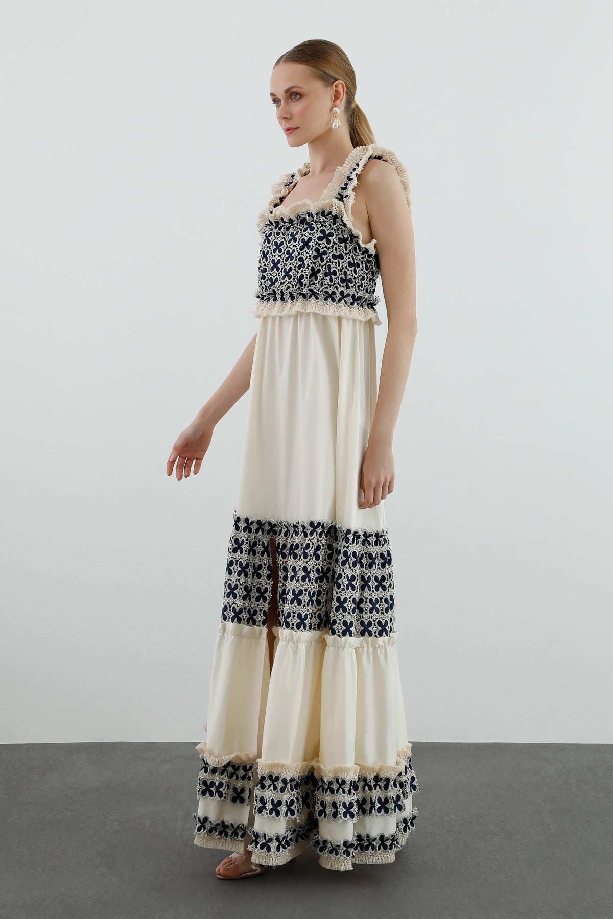 Dantel Detaylı Askılı Uzun Elbise