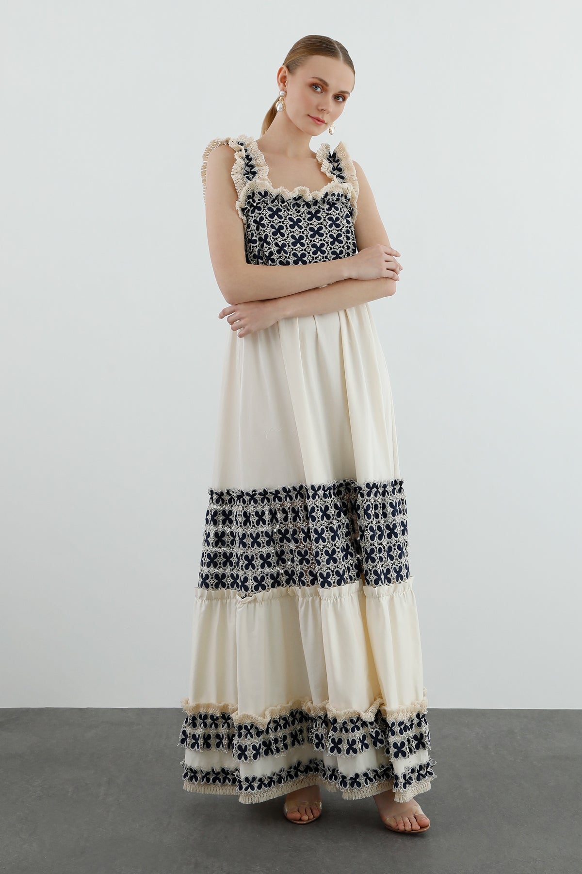 Dantel Detaylı Askılı Uzun Elbise