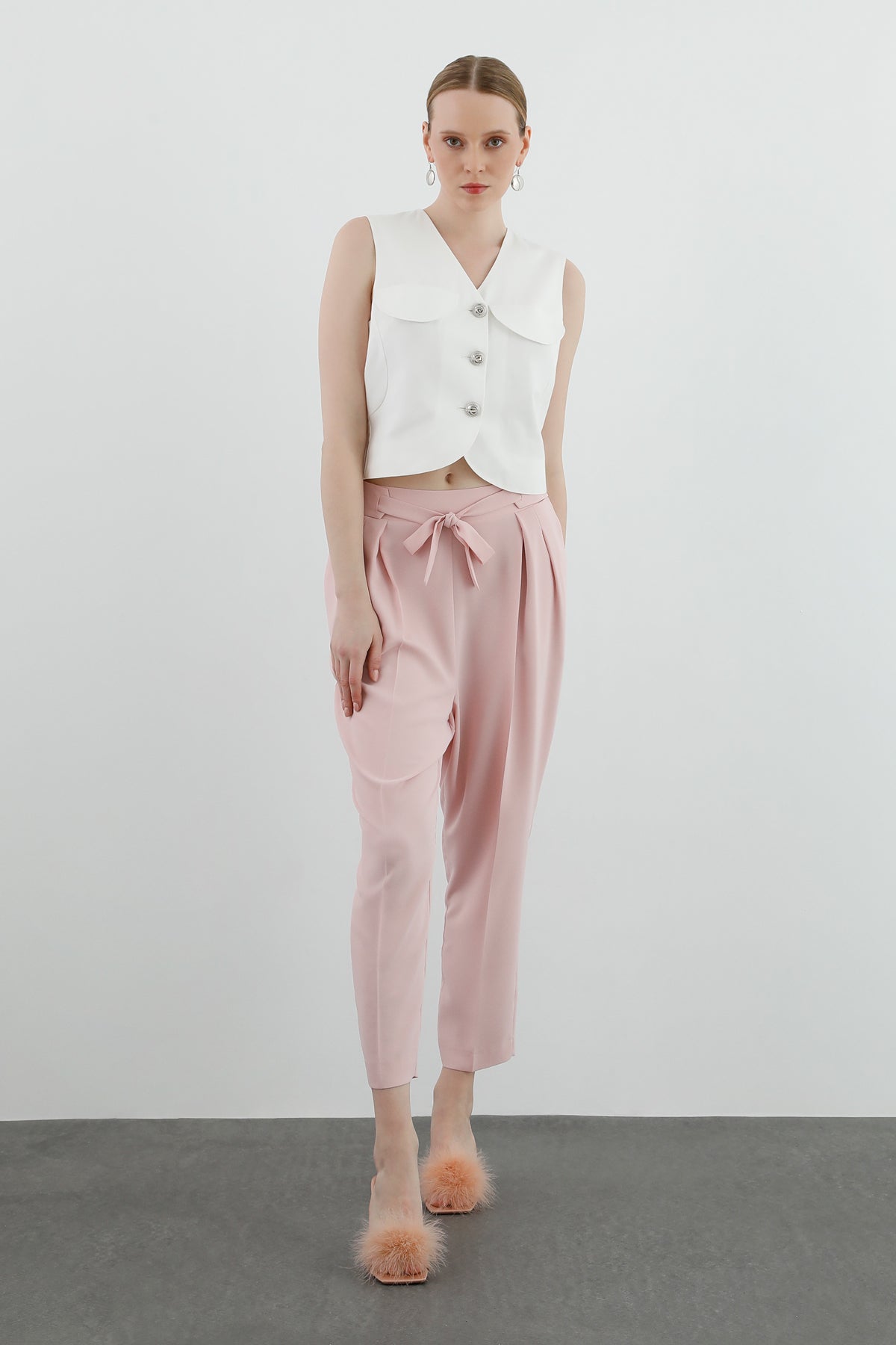 Kemerde Bağlama Detaylı Ön Pili Katlamalı Pantolon