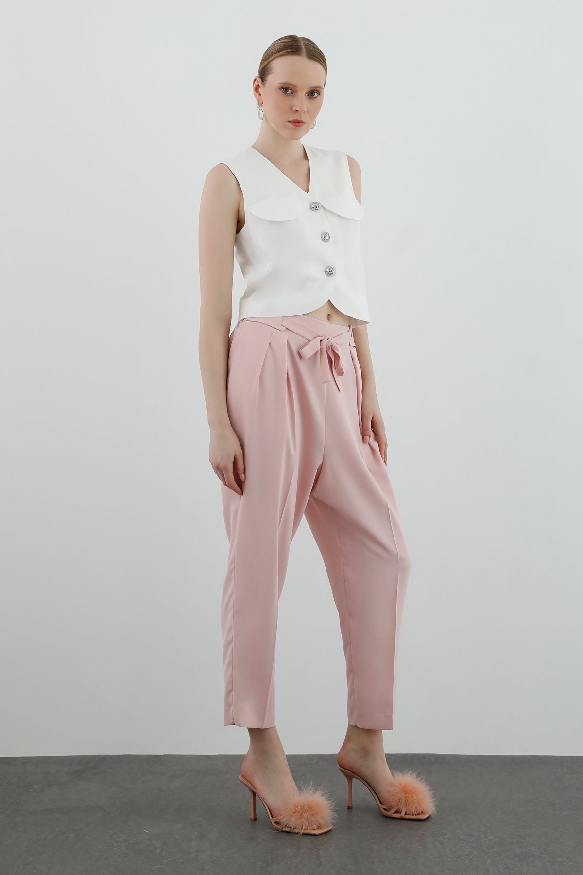 Kemerde Bağlama Detaylı Ön Pili Katlamalı Pantolon