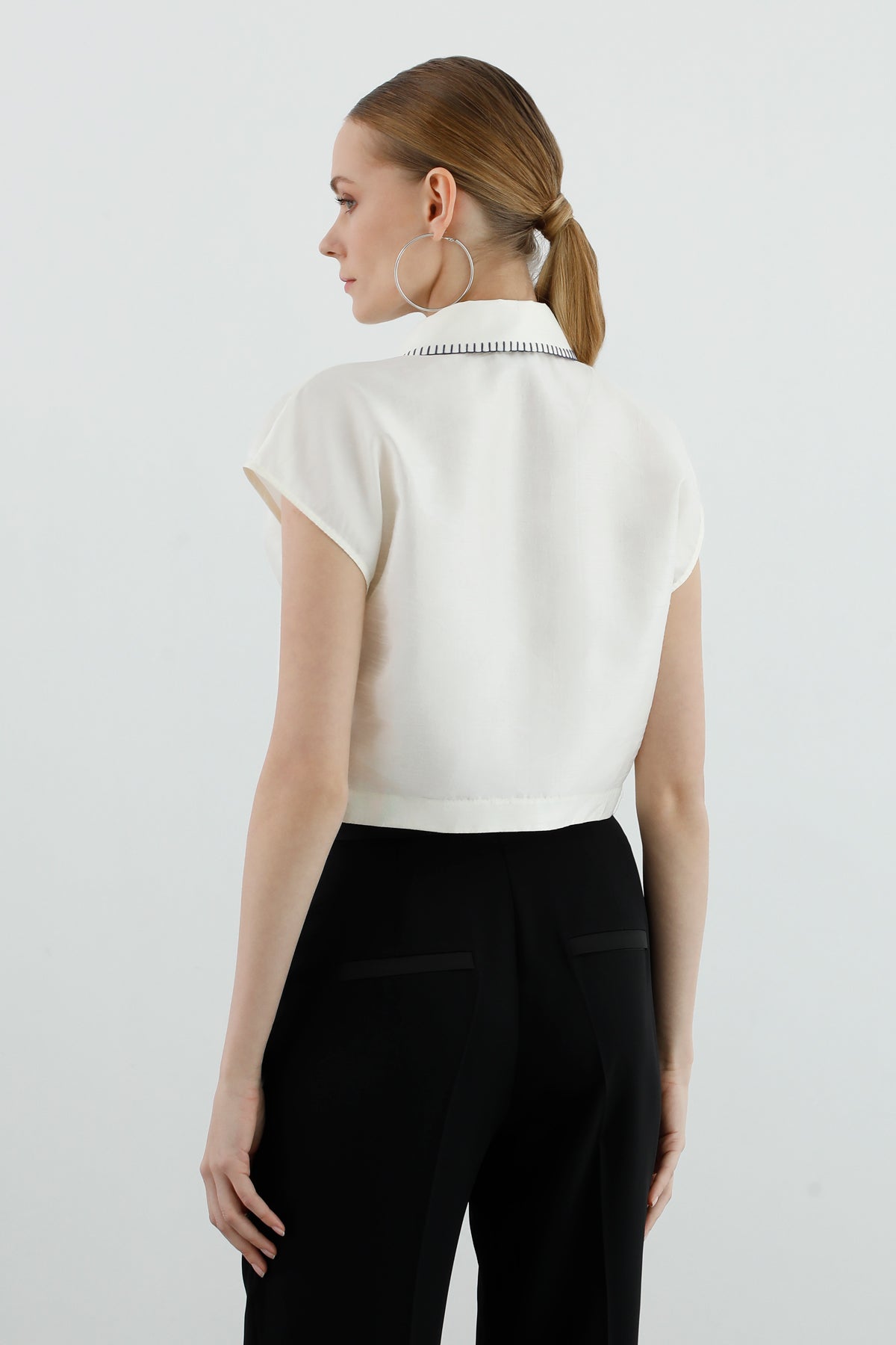 Aksesuar Detaylı Cepli Crop Gömlek