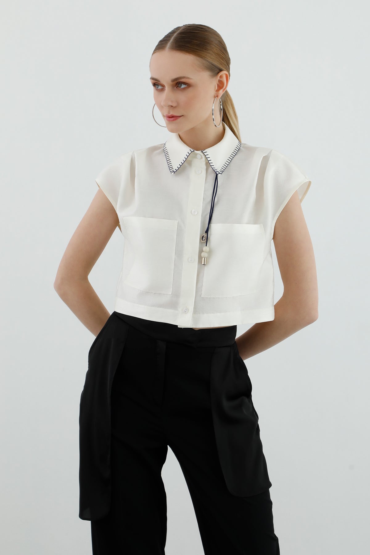 Aksesuar Detaylı Cepli Crop Gömlek