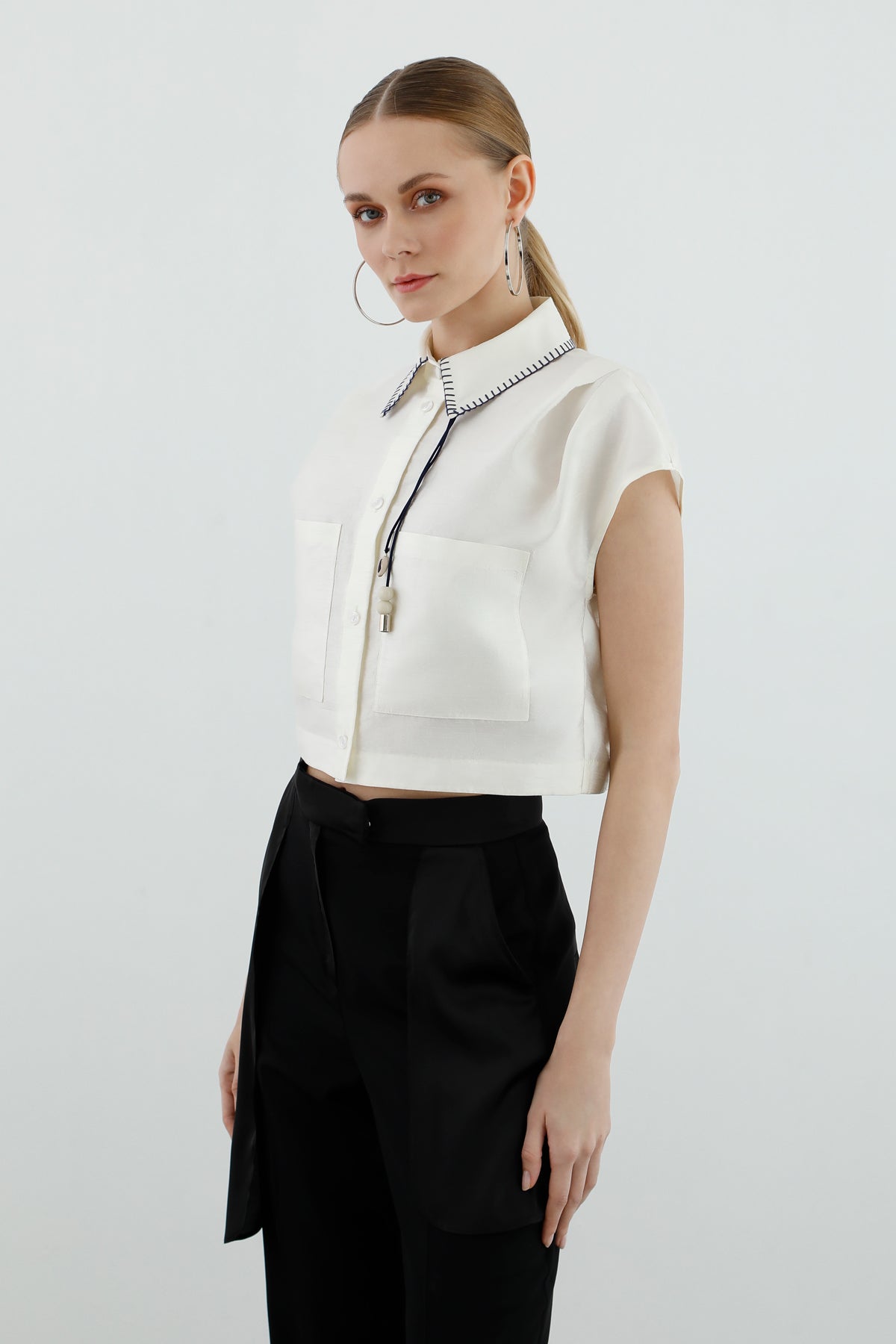 Aksesuar Detaylı Cepli Crop Gömlek