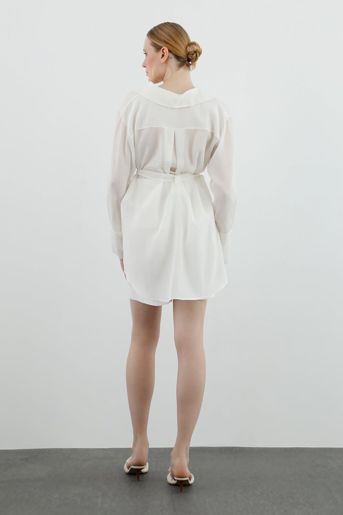 Seyyar Kuşaklı Arkası Uzun Gömlek