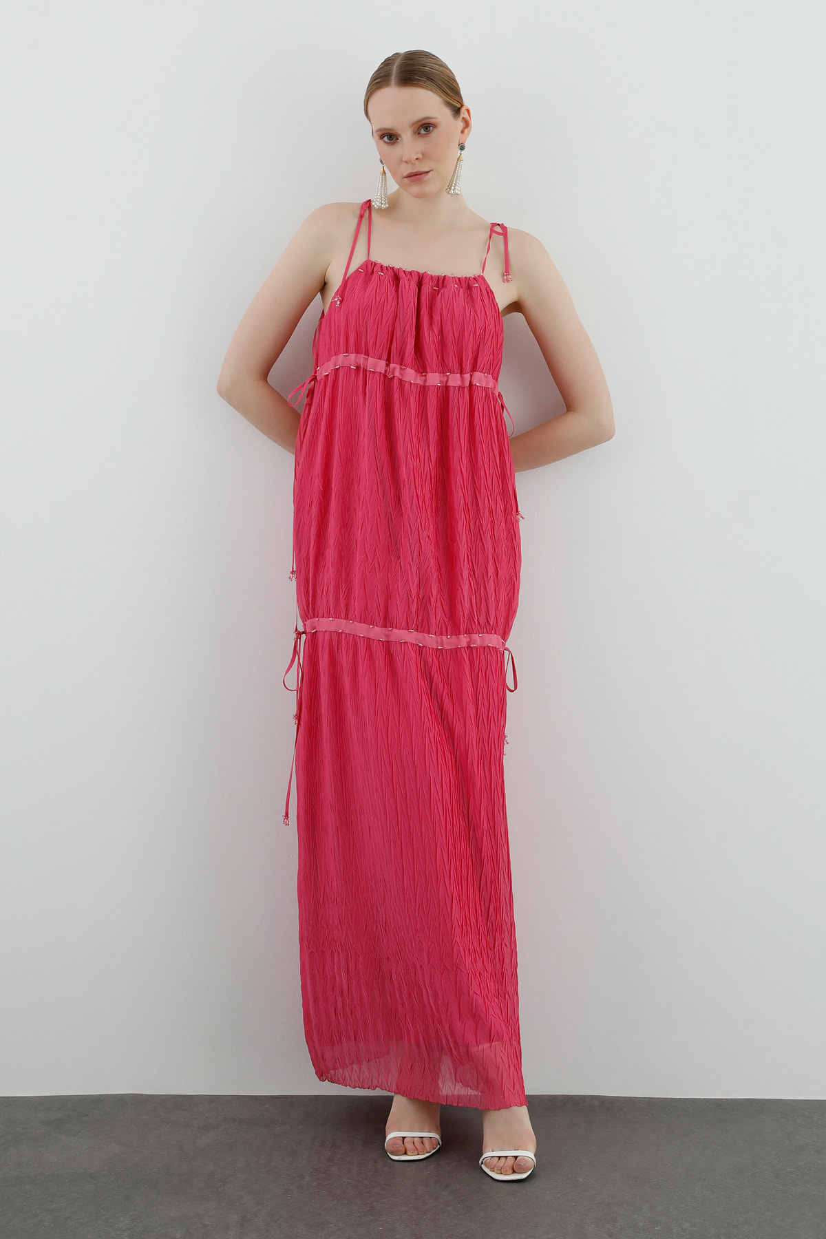 Boyundan Bağlamalı Büzülebilir Katmanlı Uzun Elbise