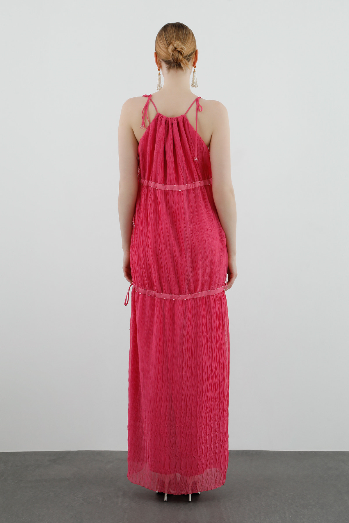 Boyundan Bağlamalı Büzülebilir Katmanlı Uzun Elbise