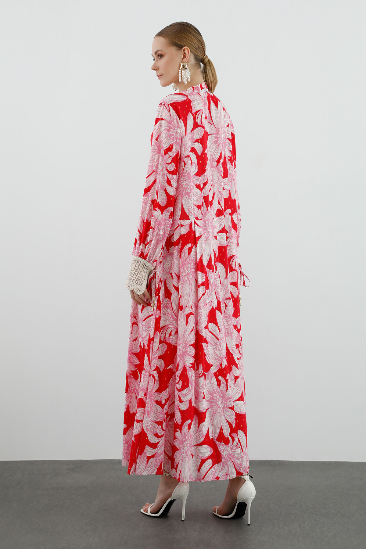 Dantel Detaylı Belden Pileli Uzun Kollu Maxi Elbise