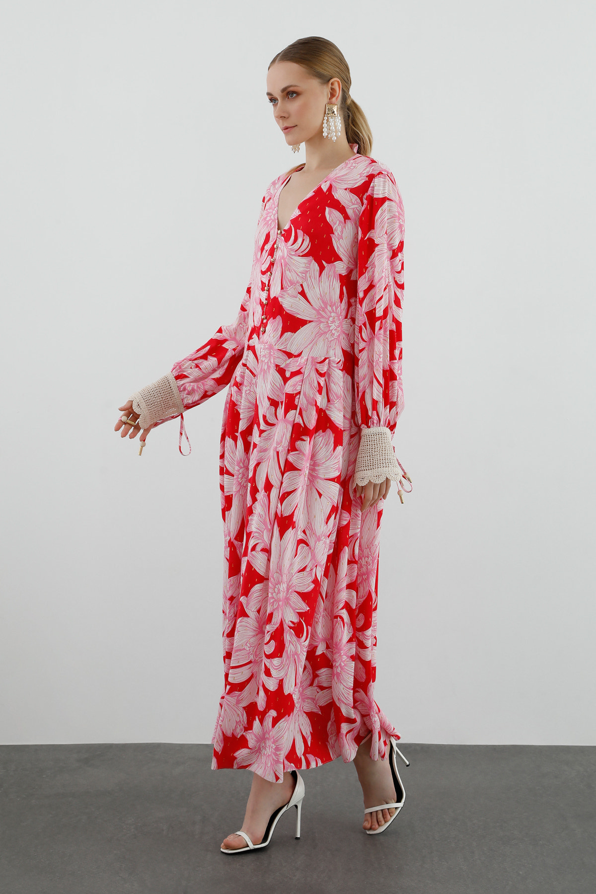 Dantel Detaylı Belden Pileli Uzun Kollu Maxi Elbise