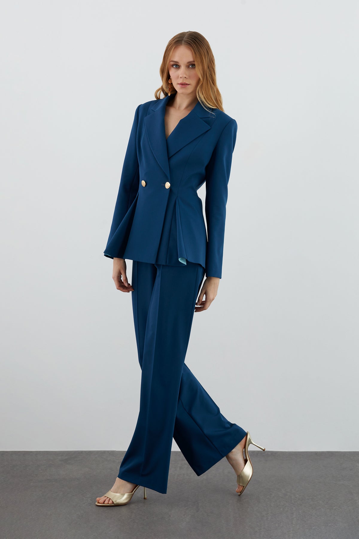 Sırt Pencereli Kruvaze Kapama Ceketli Boru Paça Pantolonlu Takım