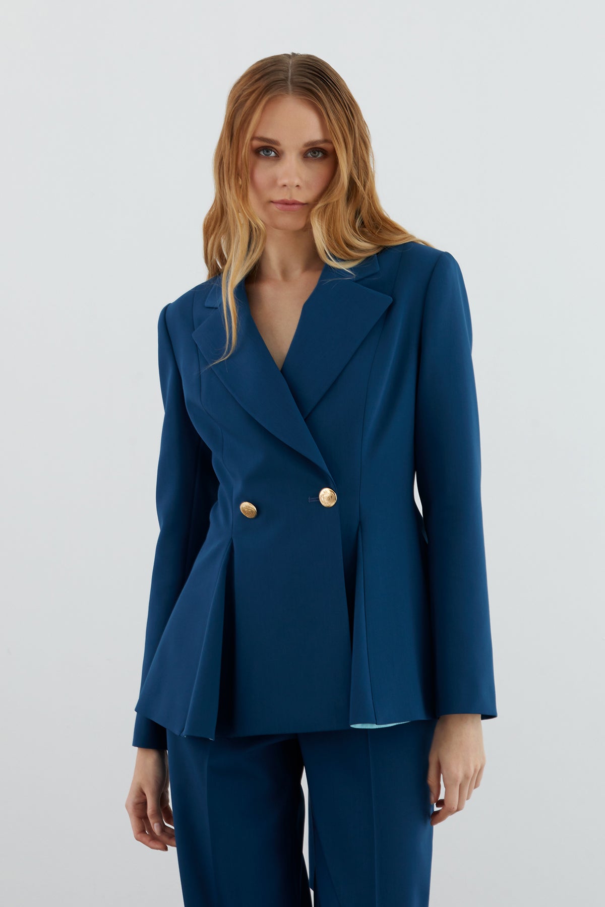 Sırt Pencereli Kruvaze Kapama Ceketli Boru Paça Pantolonlu Takım