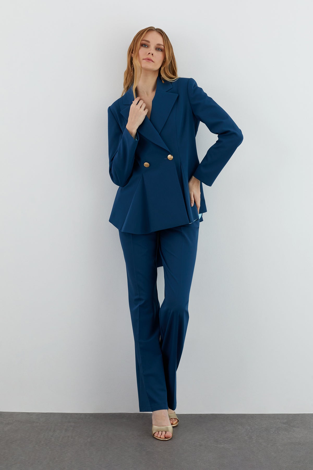 Sırt Pencereli Kruvaze Kapama Ceketli Boru Paça Pantolonlu Takım