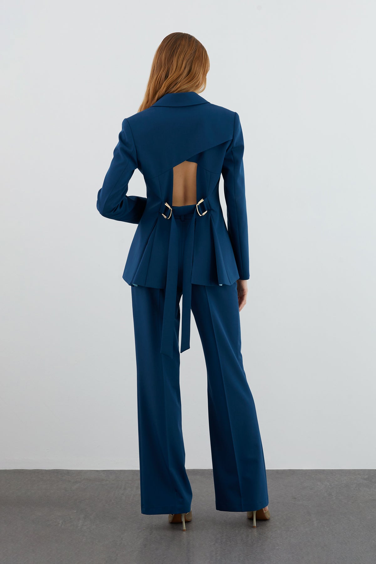 Sırt Pencereli Kruvaze Kapama Ceketli Boru Paça Pantolonlu Takım