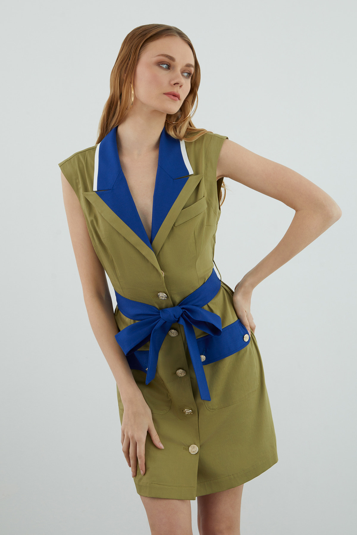 Ceket Formunda Önü Metal Düğmeli Beli Kuşaklı Mini Elbise